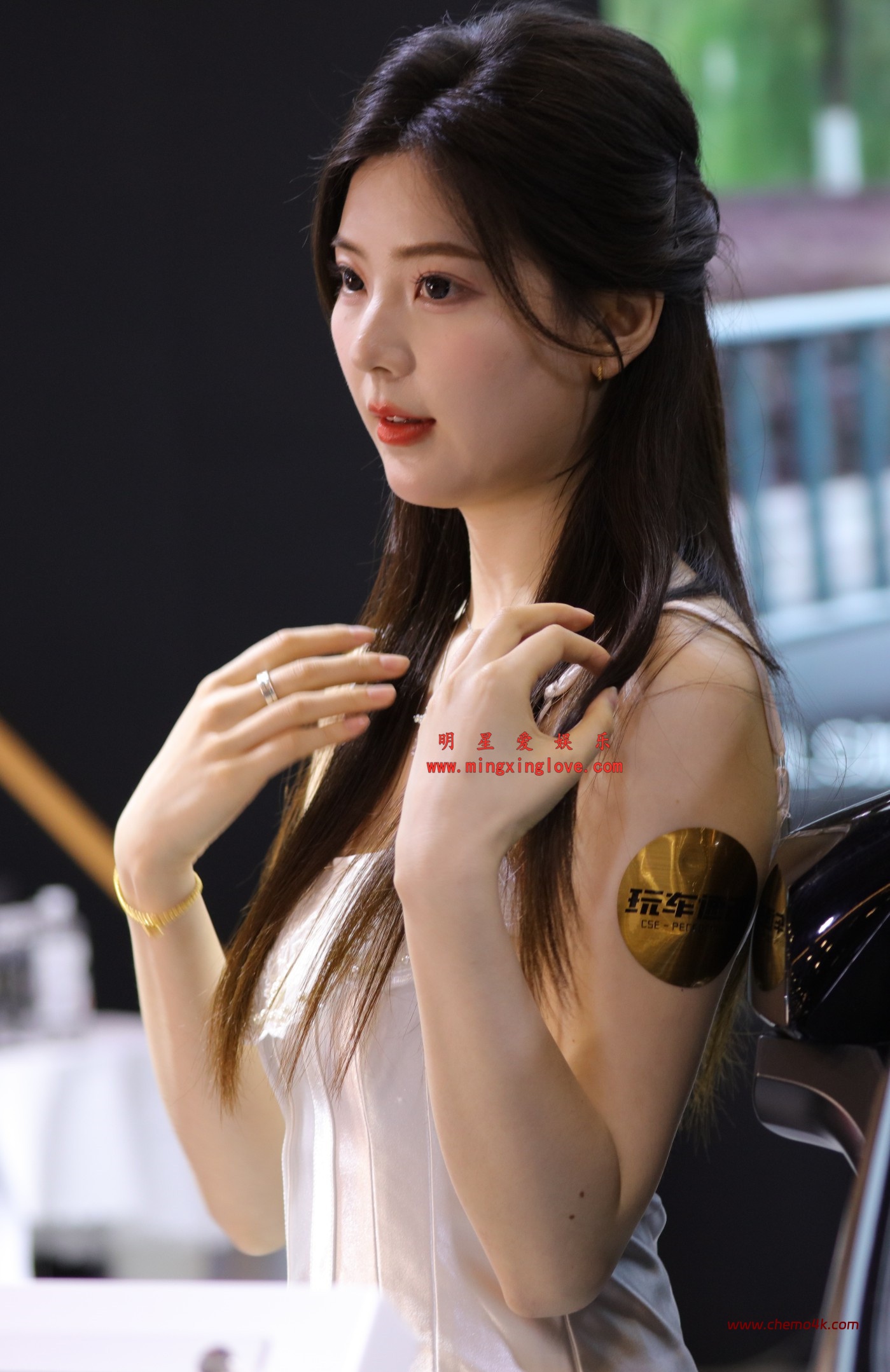 网红车模春晓车展拍摄花絮照片,性感吊带短裙美腿、光脚特写,高清8K分辨率原图无修生图下载 网红车模春晓车展拍摄花絮照片,性感吊带短裙美腿、光脚特写,高清8K分辨率原图无修生图下载