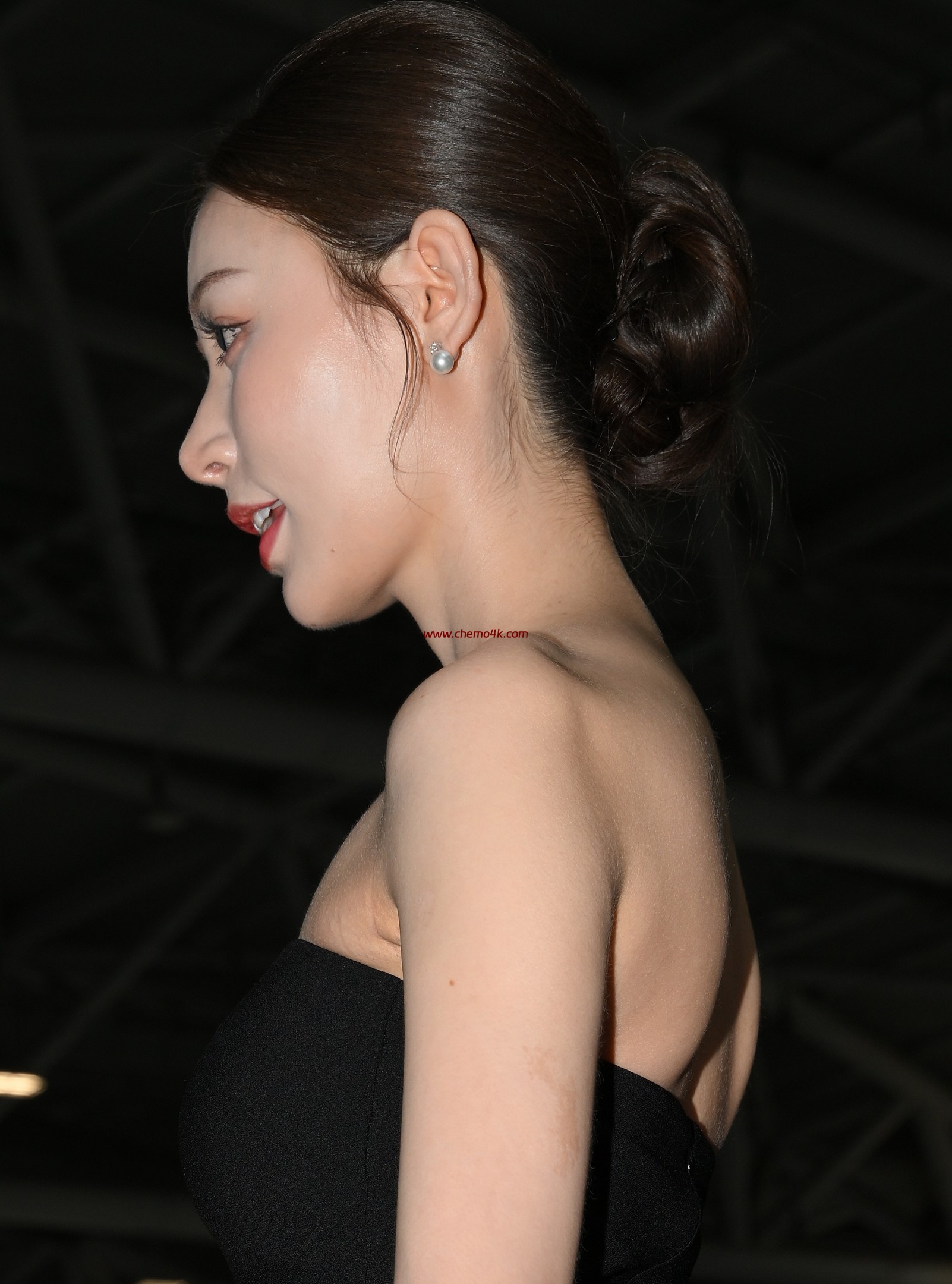 抖音百万粉丝网红车模敏敏车展拍摄花絮照片,大尺度抹胸露背短裙、美腿光脚,放大可看清肌肤纹理,高清8K分辨率原图无修生图下载 抖音百万粉丝网红车模敏敏车展拍摄花絮照片,大尺度抹胸露背短裙、美腿光脚,放大可看清肌肤纹理,高清8K分辨率原图无修生图下载