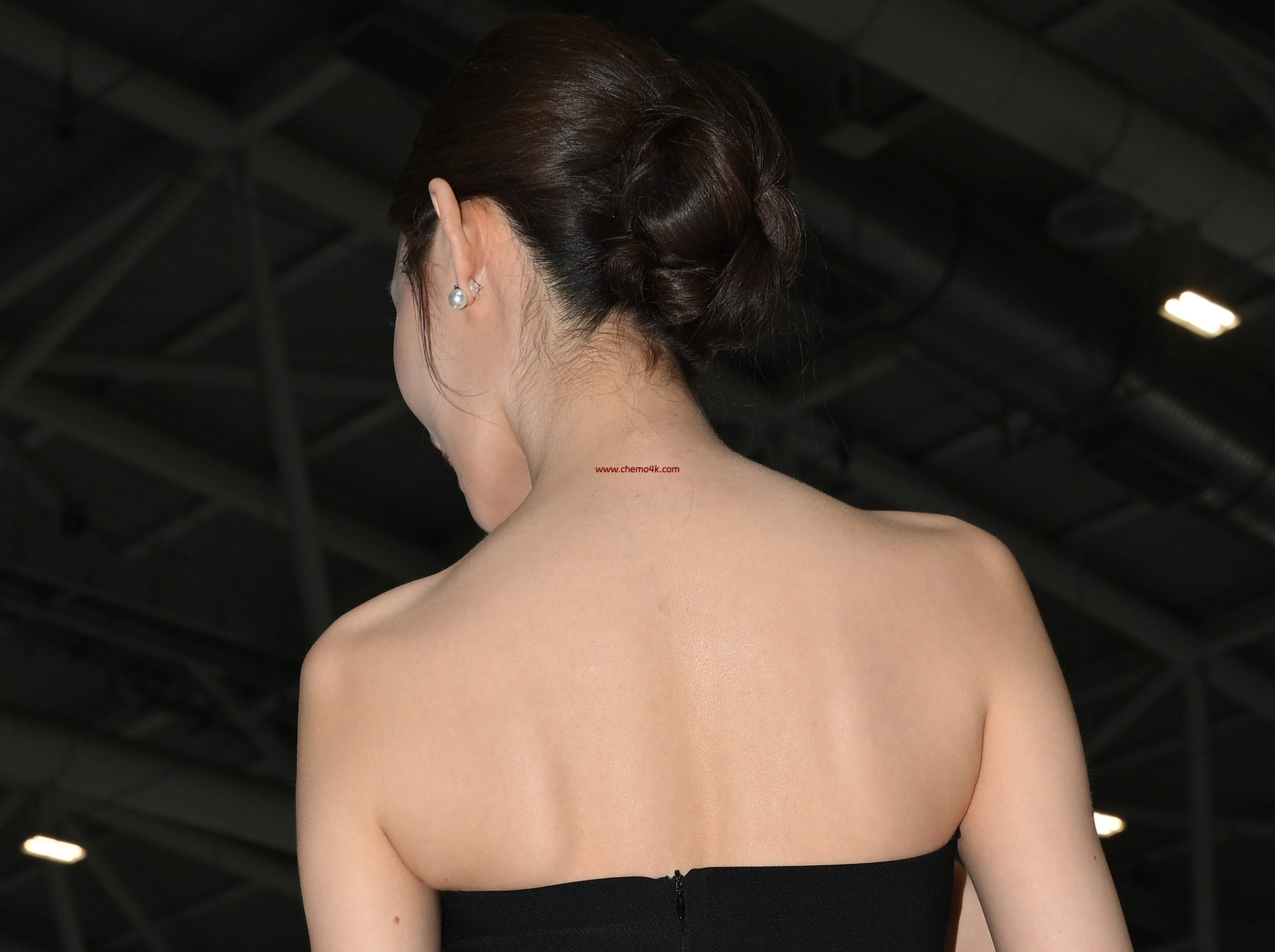 抖音百万粉丝网红车模敏敏车展拍摄花絮照片,大尺度抹胸露背短裙、美腿光脚,放大可看清肌肤纹理,高清8K分辨率原图无修生图下载 抖音百万粉丝网红车模敏敏车展拍摄花絮照片,大尺度抹胸露背短裙、美腿光脚,放大可看清肌肤纹理,高清8K分辨率原图无修生图下载