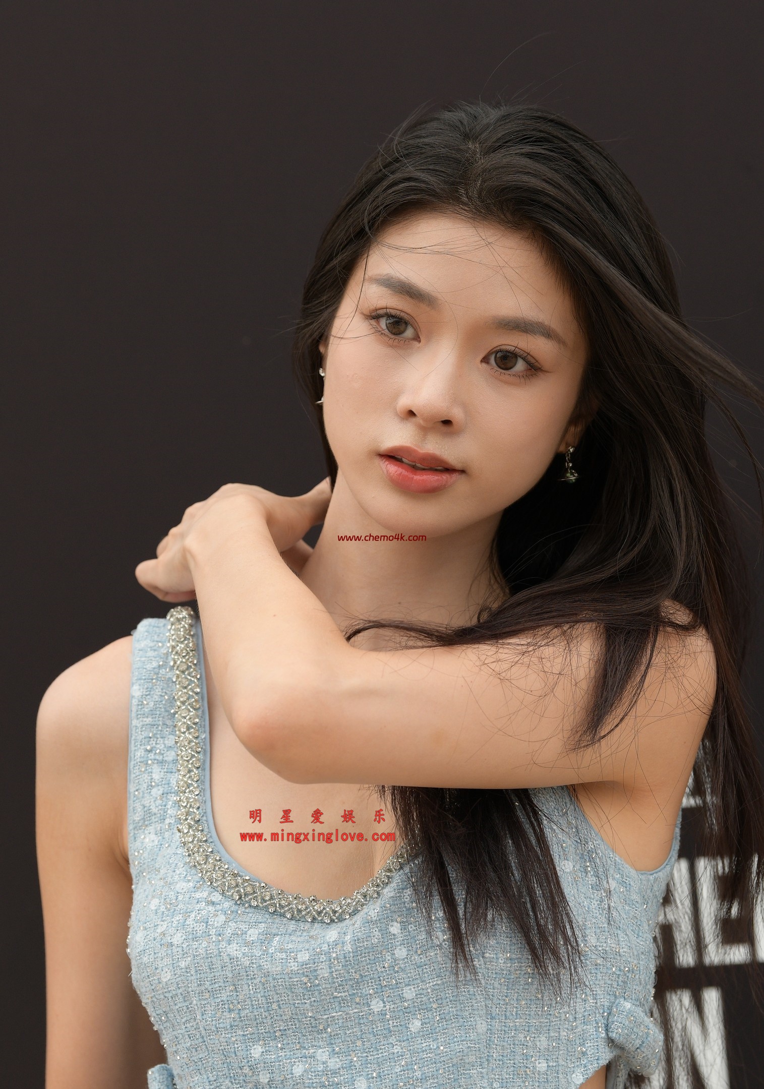 百万粉丝网红车模板板酱深圳时装周外拍花絮照片,性感吊带露胸(乳贴)超短裙、美腿光脚,放大可看清肌肤纹理,高清8K分辨率原图无修生图下载 百万粉丝网红车模板板酱深圳时装周外拍花絮照片,性感吊带露胸(乳贴)超短裙、美腿光脚,放大可看清肌肤纹理,高清8K分辨率原图无修生图下载