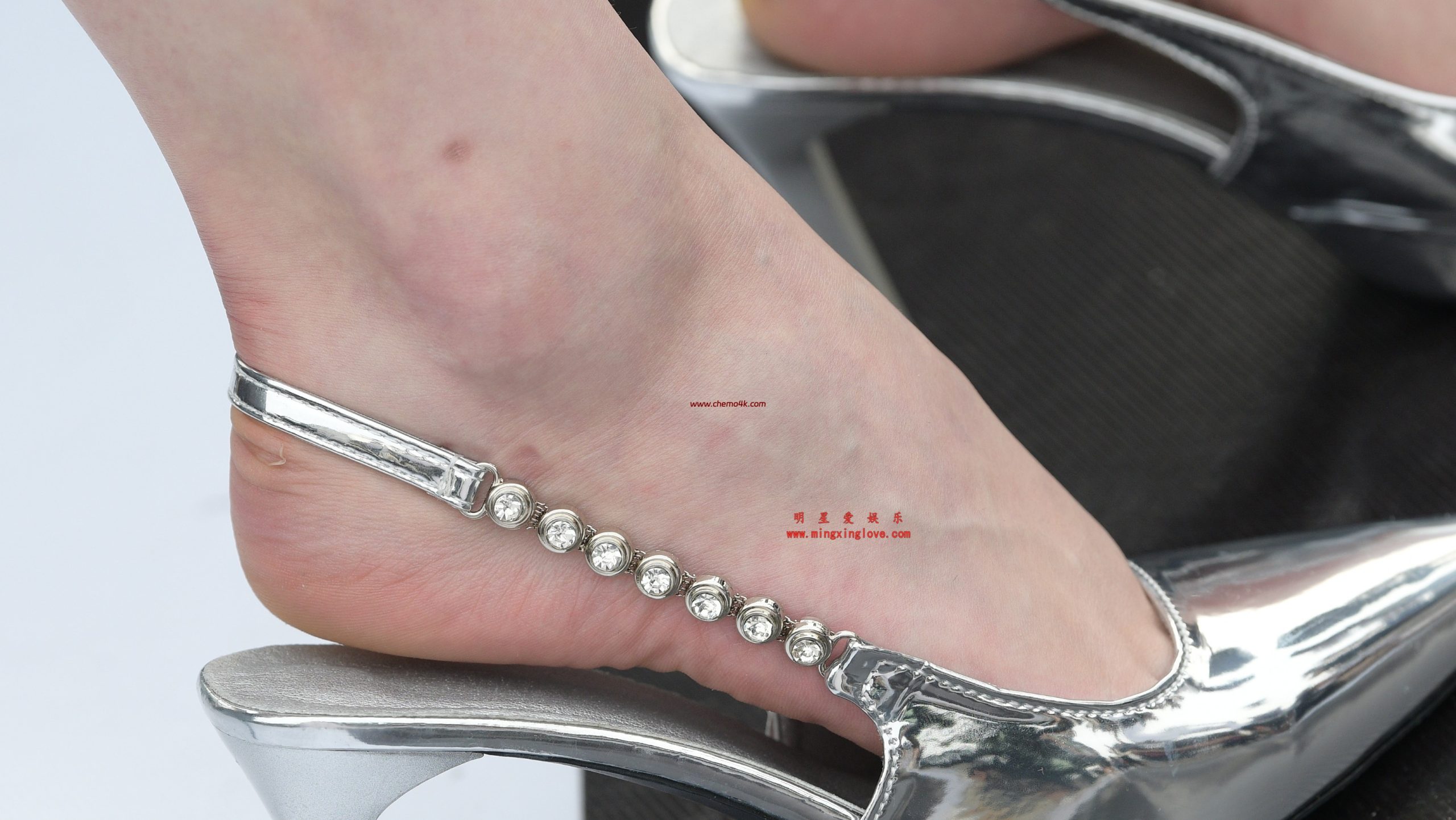 百万粉丝网红车模板板酱深圳时装周外拍花絮照片,性感吊带露胸(乳贴)超短裙、美腿光脚,放大可看清肌肤纹理,高清8K分辨率原图无修生图下载 百万粉丝网红车模板板酱深圳时装周外拍花絮照片,性感吊带露胸(乳贴)超短裙、美腿光脚,放大可看清肌肤纹理,高清8K分辨率原图无修生图下载