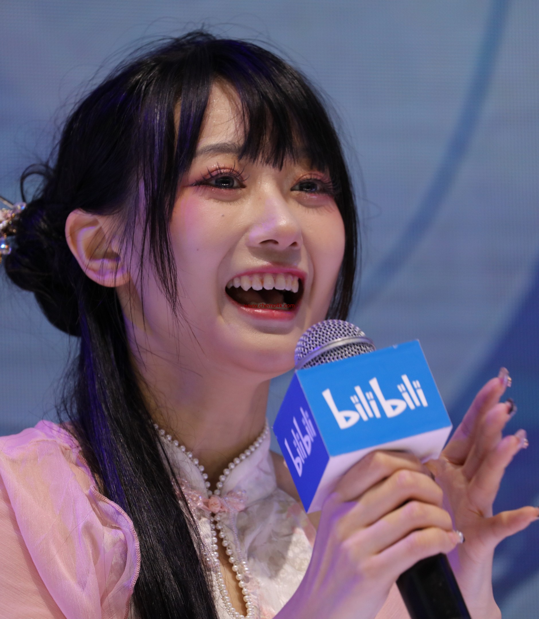 百万粉丝网红波喵上海BiliBili World二次元漫展现场拍热舞摄花絮照片,性感开叉裙、美腿光脚,高清8K分辨率原图无修生图下载 百万粉丝网红波喵上海BiliBili World二次元漫展现场拍热舞摄花絮照片,性感开叉裙、美腿光脚,高清8K分辨率原图无修生图下载