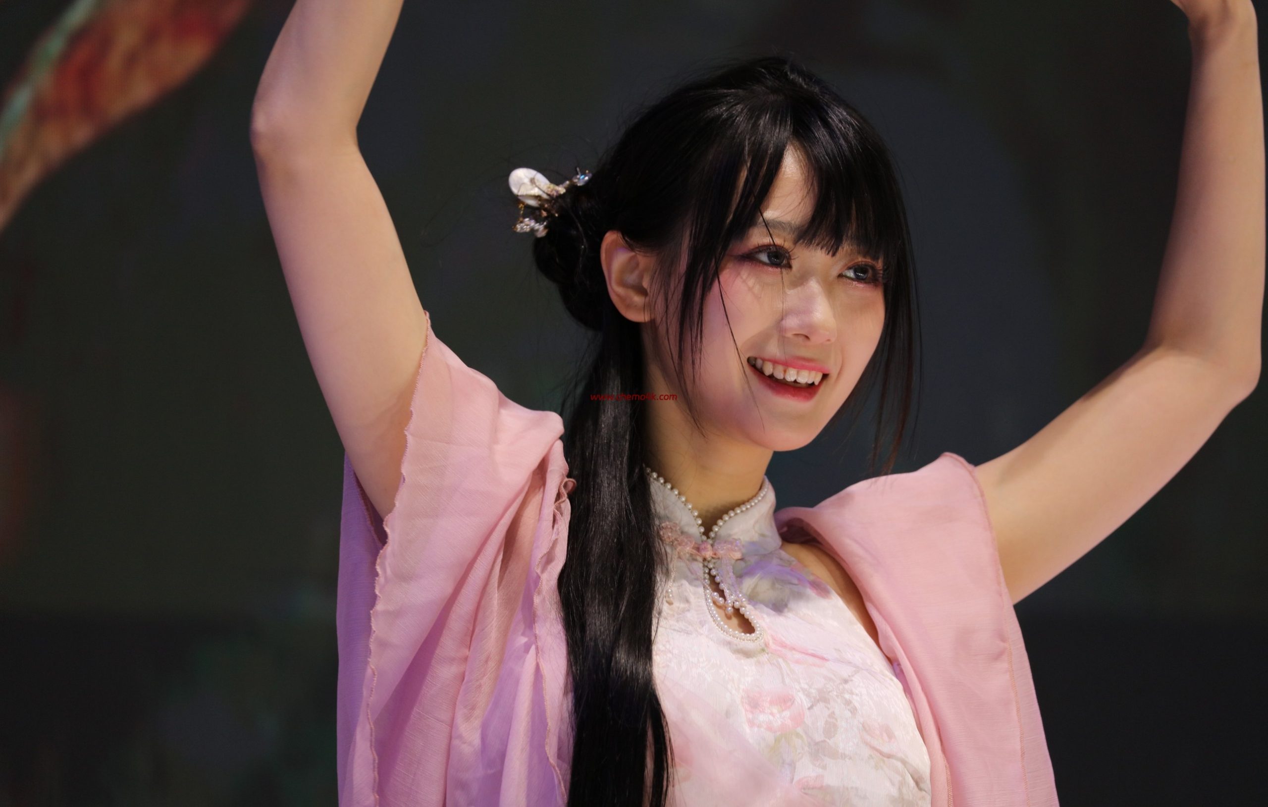 百万粉丝网红波喵上海BiliBili World二次元漫展现场拍热舞摄花絮照片,性感开叉裙、美腿光脚,高清8K分辨率原图无修生图下载 百万粉丝网红波喵上海BiliBili World二次元漫展现场拍热舞摄花絮照片,性感开叉裙、美腿光脚,高清8K分辨率原图无修生图下载