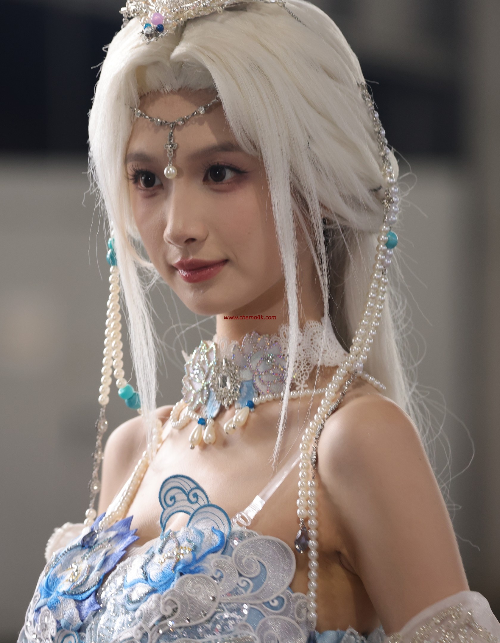 百万粉丝网红琳园长上海BiliBili World二次元漫展现场拍摄花絮照片,性感吊带抹胸裙、美腿光脚,放大可看清肌肤纹理,高清8K分辨率原图无修生图下载 百万粉丝网红琳园长上海BiliBili World二次元漫展现场拍摄花絮照片,性感吊带抹胸裙、美腿光脚,放大可看清肌肤纹理,高清8K分辨率原图无修生图下载