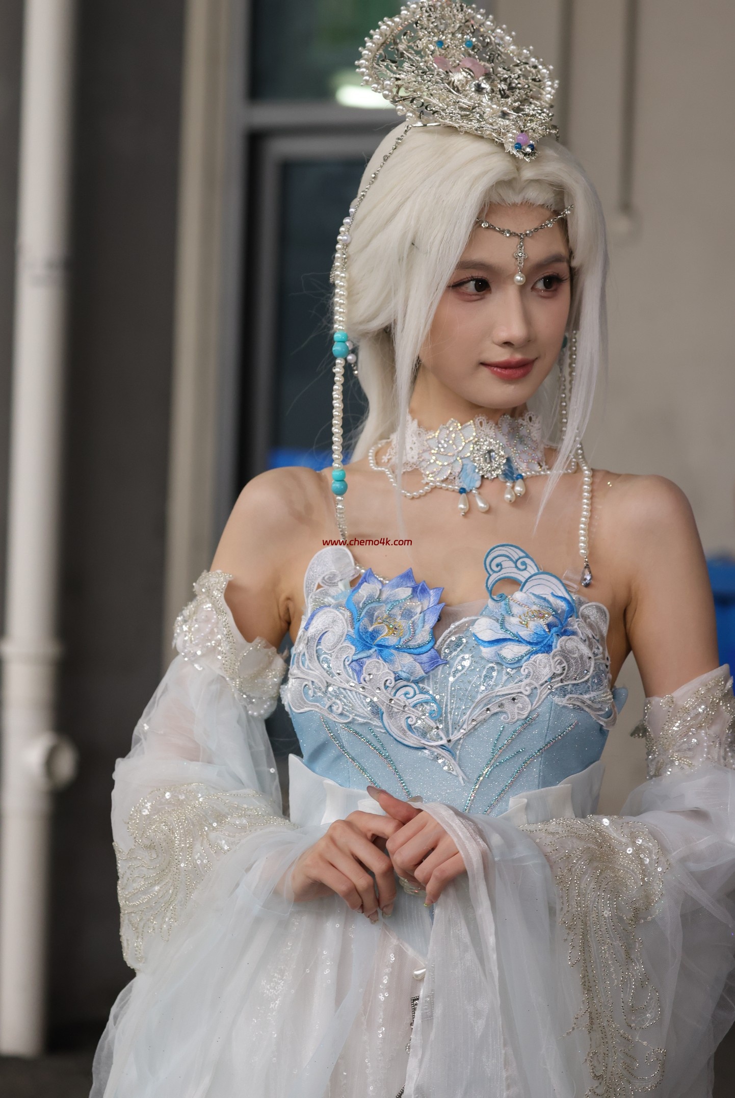 百万粉丝网红琳园长上海BiliBili World二次元漫展现场拍摄花絮照片,性感吊带抹胸裙、美腿光脚,放大可看清肌肤纹理,高清8K分辨率原图无修生图下载 百万粉丝网红琳园长上海BiliBili World二次元漫展现场拍摄花絮照片,性感吊带抹胸裙、美腿光脚,放大可看清肌肤纹理,高清8K分辨率原图无修生图下载