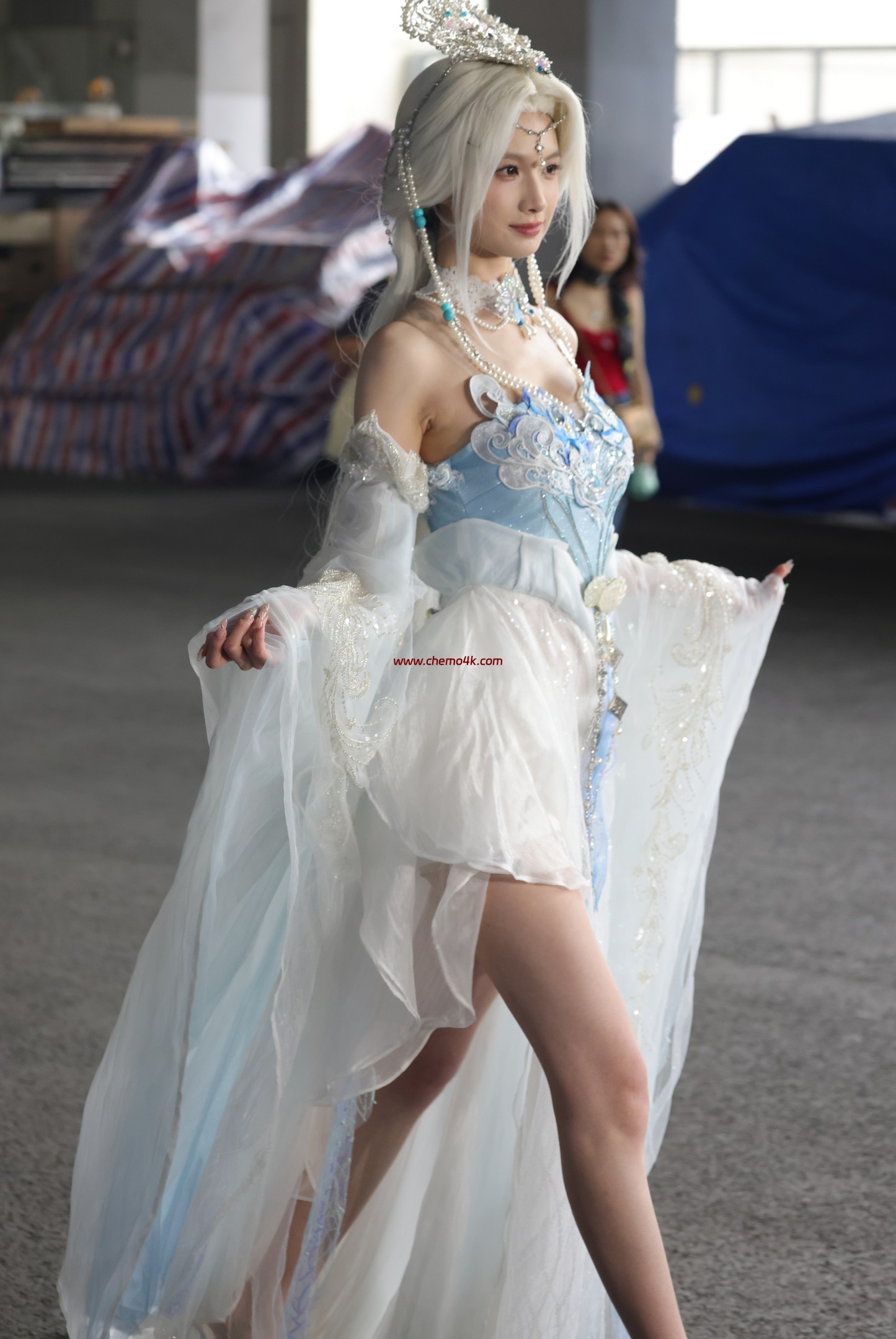 百万粉丝网红琳园长上海BiliBili World二次元漫展现场拍摄花絮照片,性感吊带抹胸裙、美腿光脚,放大可看清肌肤纹理,高清8K分辨率原图无修生图下载 百万粉丝网红琳园长上海BiliBili World二次元漫展现场拍摄花絮照片,性感吊带抹胸裙、美腿光脚,放大可看清肌肤纹理,高清8K分辨率原图无修生图下载