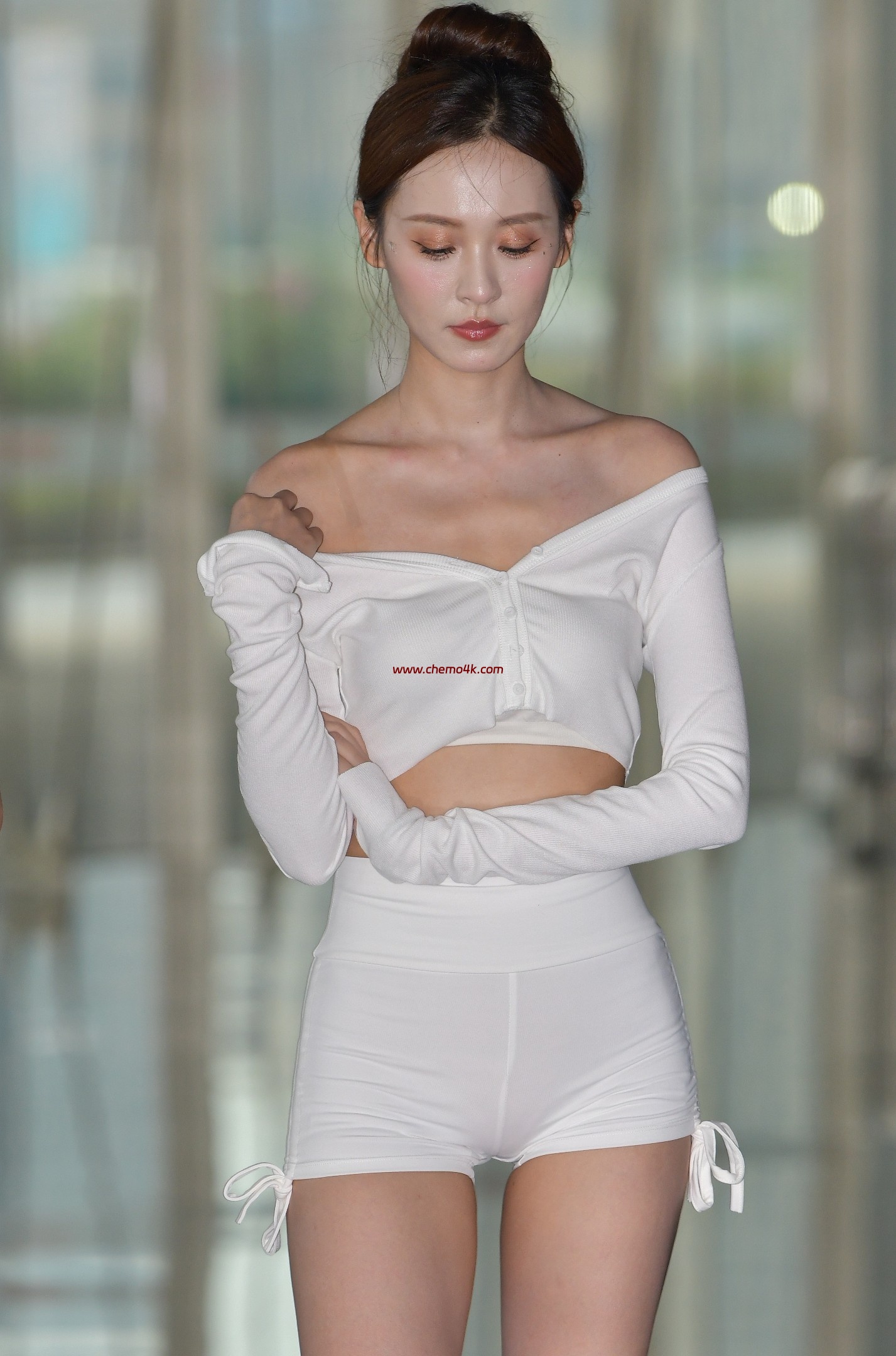 百万粉丝网红小龙鼠外拍写真花絮照片,性感抹胸超短裤,美腿光脚,放大可看清肌肤纹理,高清8K分辨率原图无修生图下载 百万粉丝网红小龙鼠外拍写真花絮照片,性感抹胸超短裤,美腿光脚,放大可看清肌肤纹理,高清8K分辨率原图无修生图下载