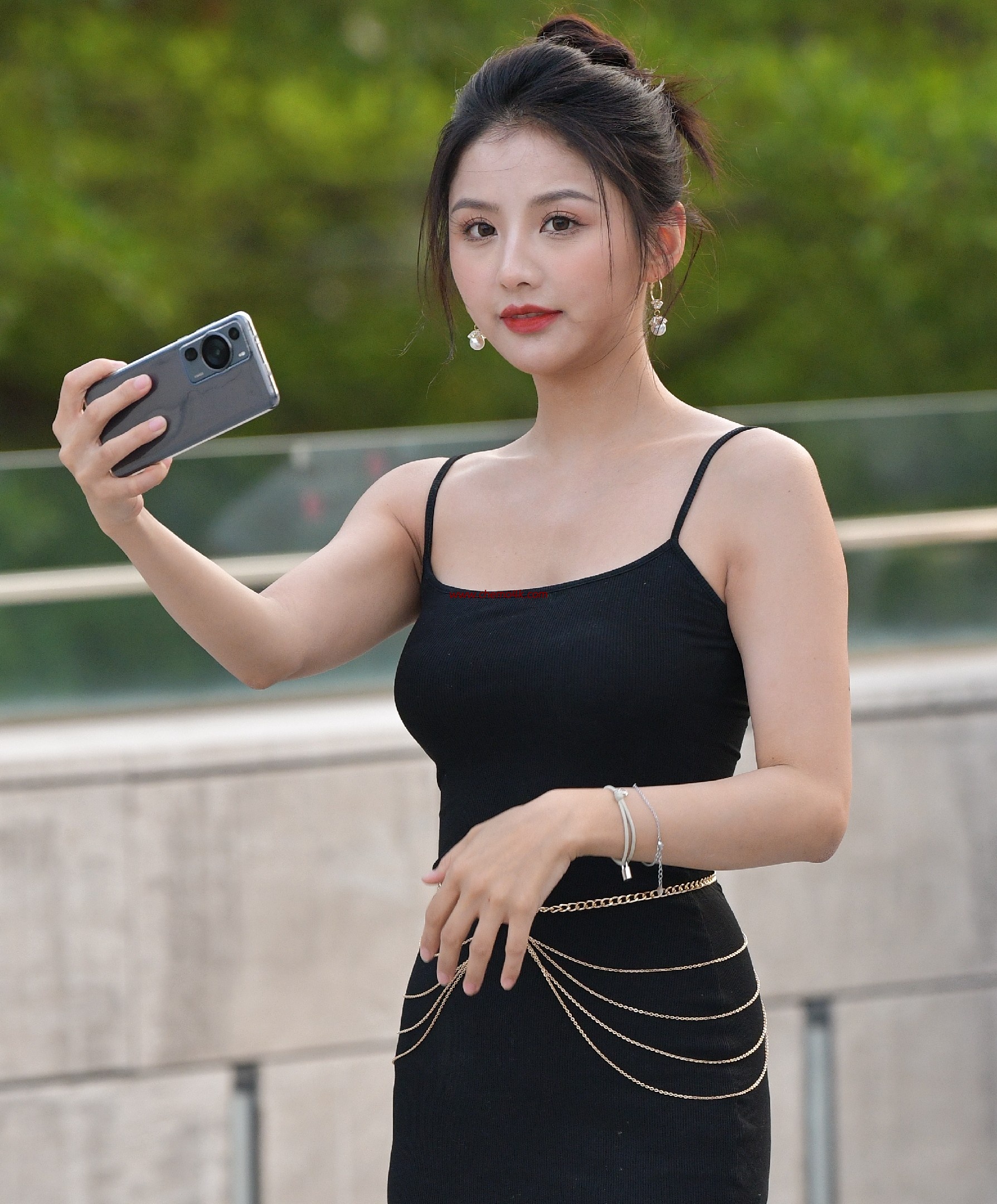 百万粉丝网红高文君街拍花絮照片,性感吊带抹胸裙,放大可看清肌肤纹理,高清8K分辨率原图无修生图下载 百万粉丝网红高文君街拍花絮照片,性感吊带抹胸裙,放大可看清肌肤纹理,高清8K分辨率原图无修生图下载