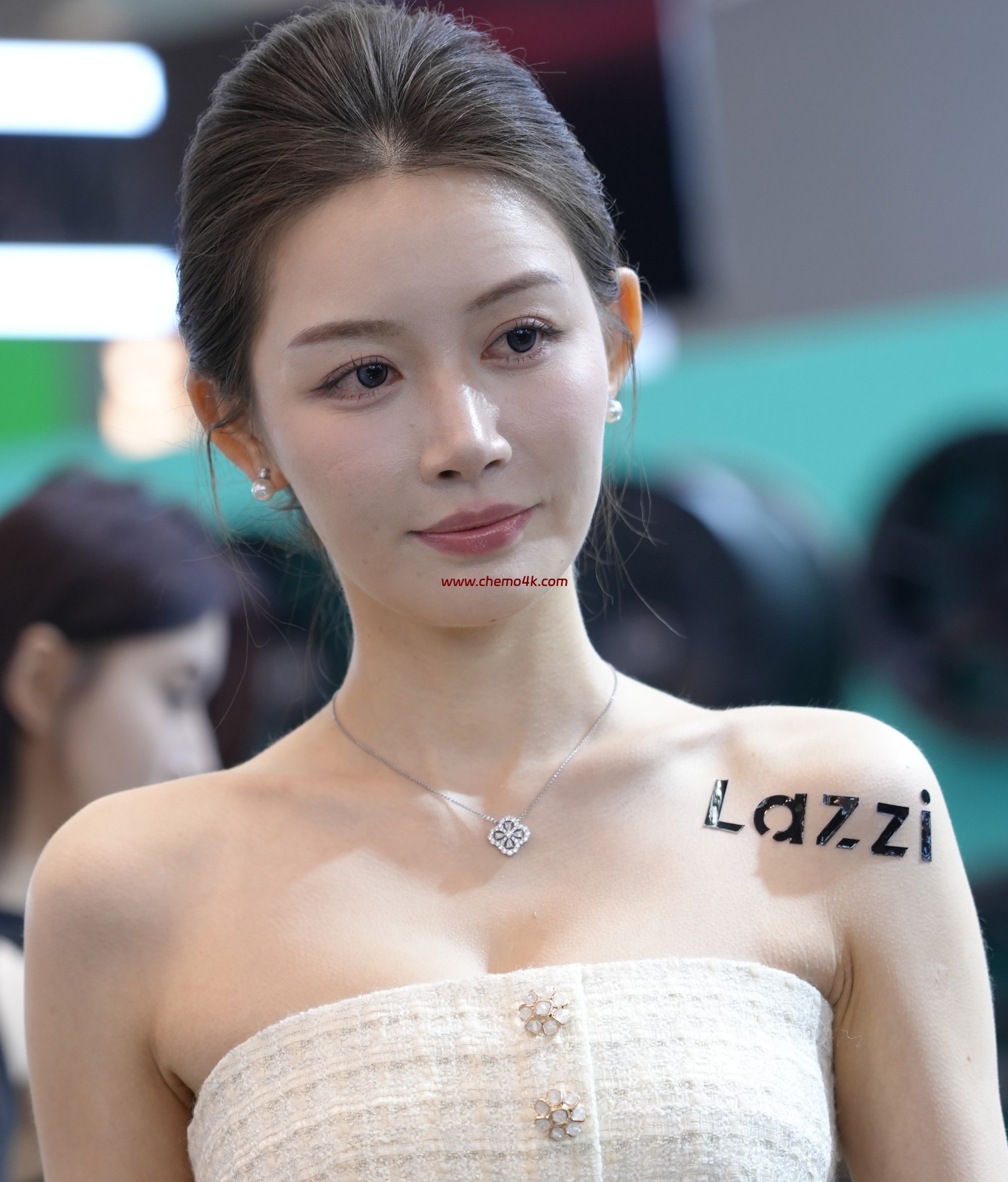 百万粉丝网红车模敏敏车展拍摄花絮照片,性感抹胸短裤、美腿光脚高跟,放大可看清肌肤纹理,高清4K分辨率原图无修生图下载 百万粉丝网红车模敏敏车展拍摄花絮照片,性感抹胸短裤、美腿光脚高跟,放大可看清肌肤纹理,高清4K分辨率原图无修生图下载