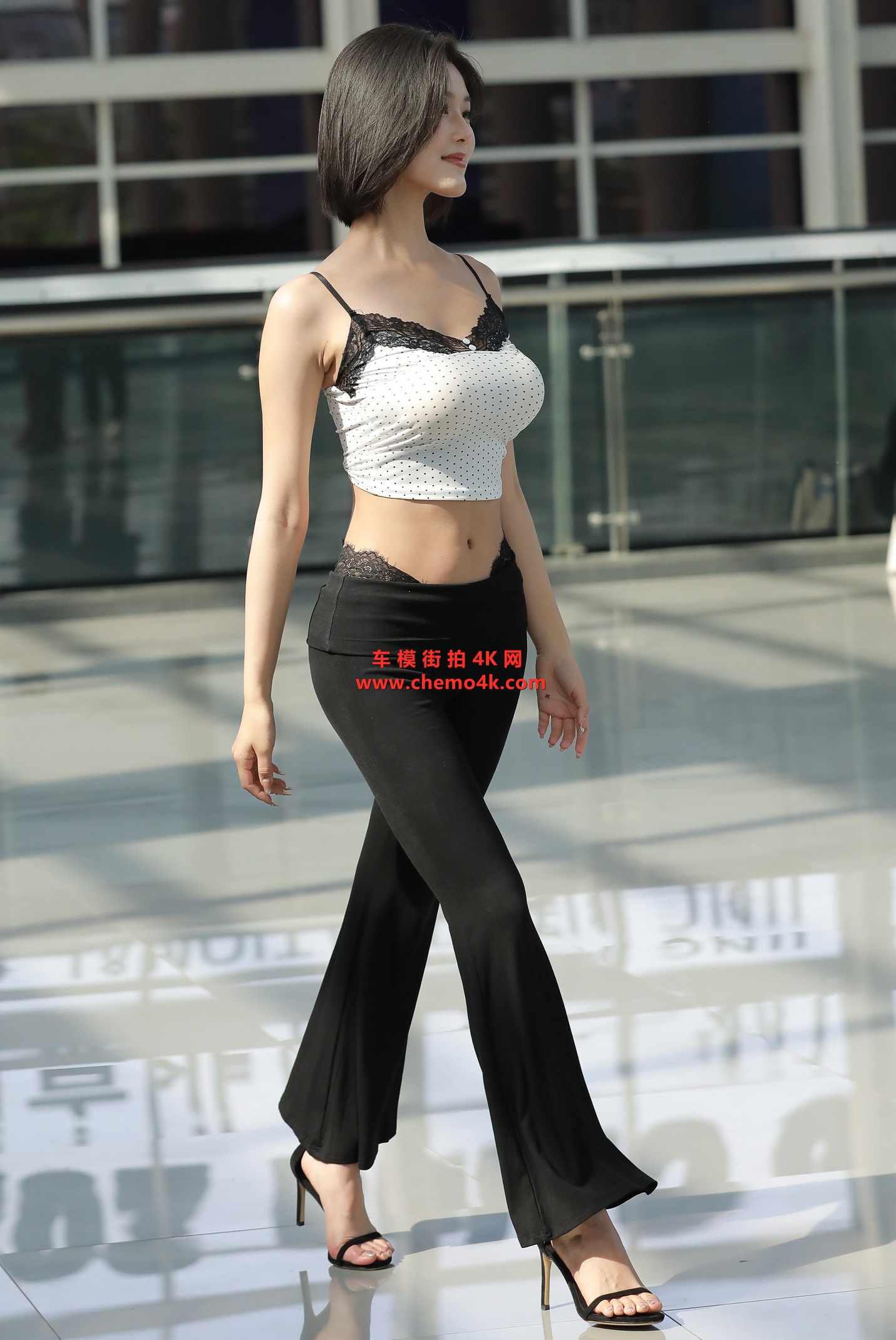 百万粉丝网红车模程儿外拍写真花絮照片,性感吊带爆乳、露背,紧身光脚,高清4K分辨率原图无修生图下载 百万粉丝网红车模程儿外拍写真花絮照片,性感吊带爆乳、露背,紧身光脚,高清4K分辨率原图无修生图下载