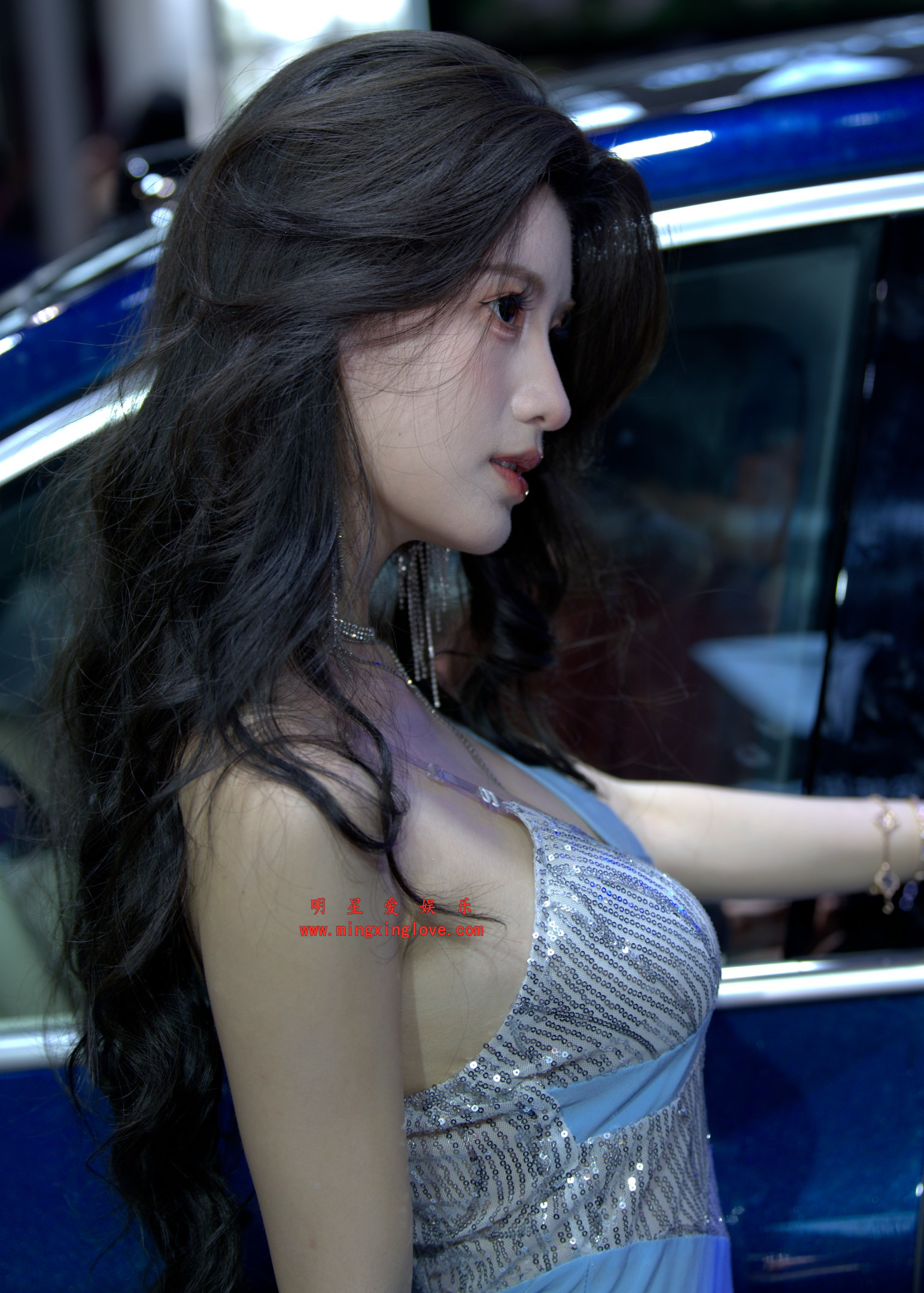 抖音百万粉丝网红车模BB酱车展拍摄花絮照片，大尺度爆乳露胸，单张40M左右，放大可看清肌肤纹理，高清4K分辨率原图无修生图下载