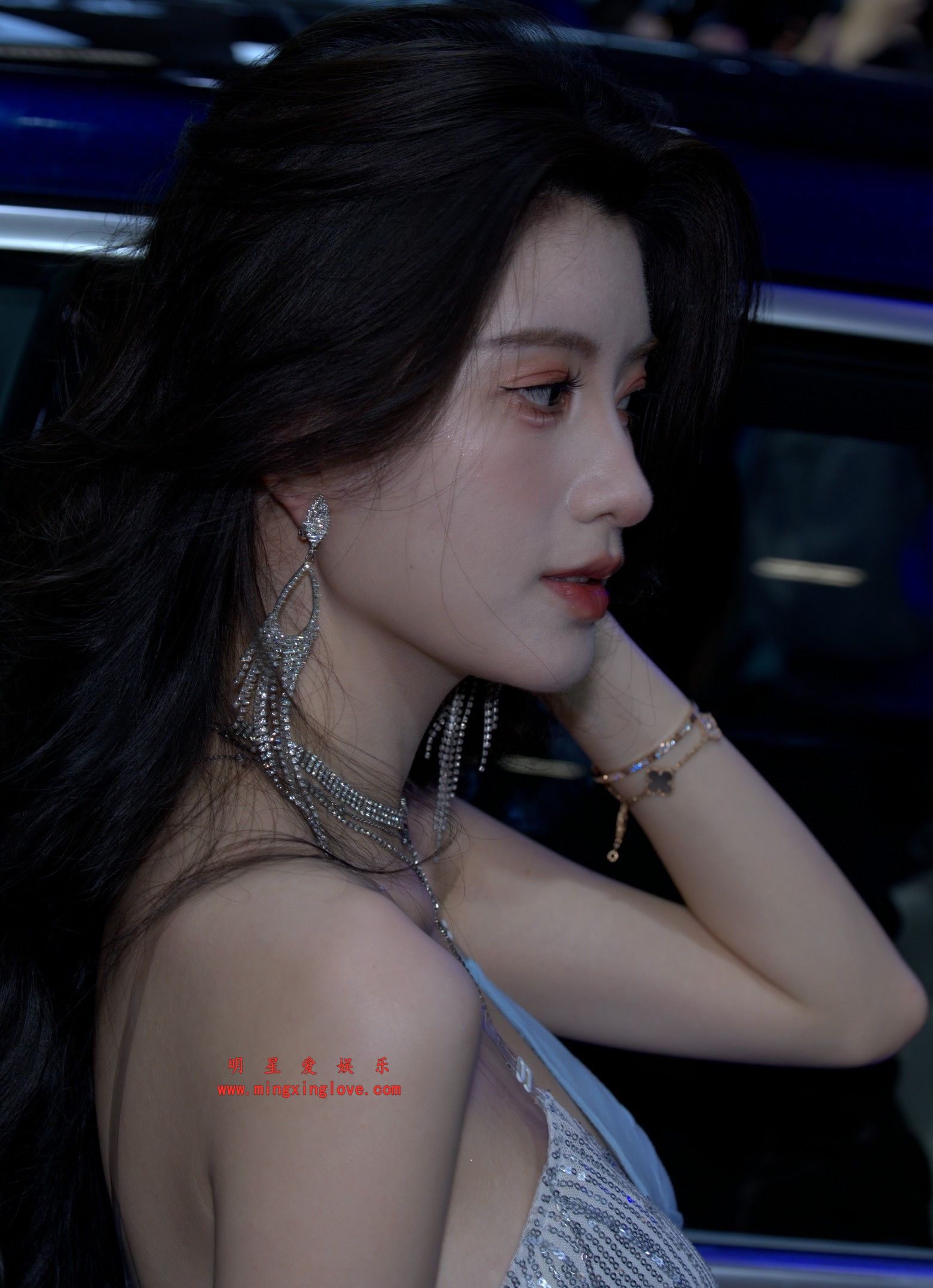 抖音百万粉丝网红车模BB酱车展拍摄花絮照片，大尺度爆乳露胸，单张40M左右，放大可看清肌肤纹理，高清4K分辨率原图无修生图下载