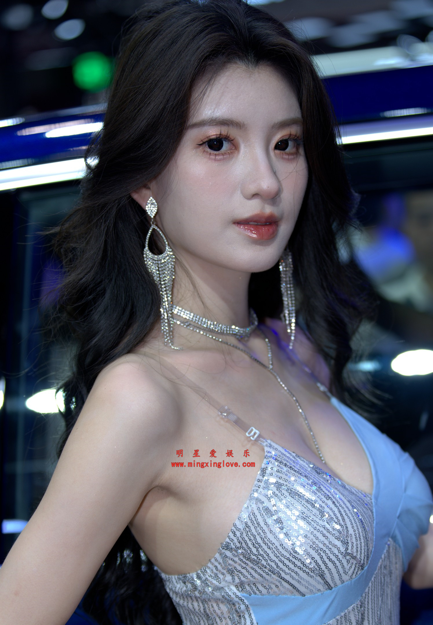 抖音百万粉丝网红车模BB酱车展拍摄花絮照片，大尺度爆乳露胸，单张40M左右，放大可看清肌肤纹理，高清4K分辨率原图无修生图下载