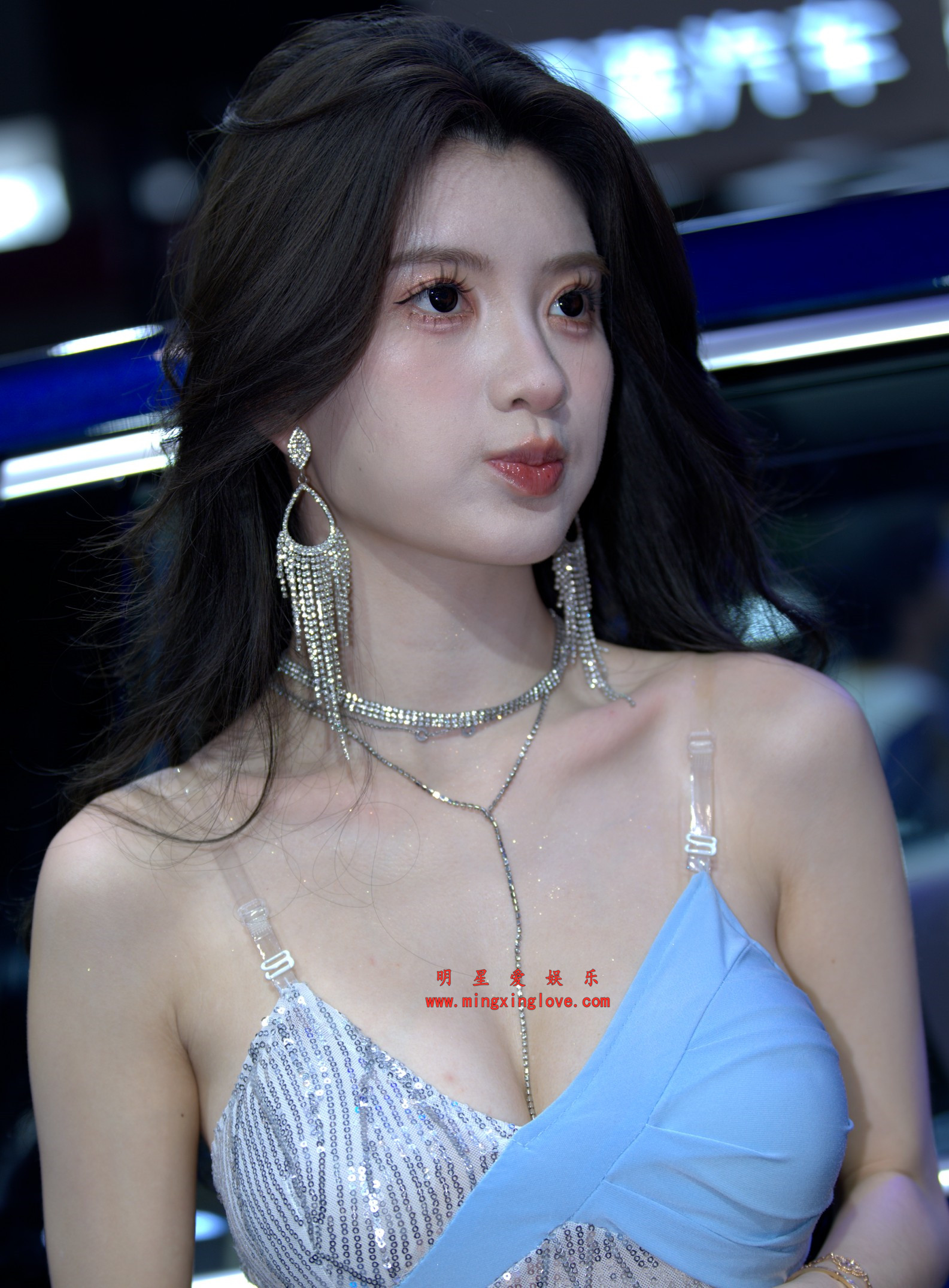 抖音百万粉丝网红车模BB酱车展拍摄花絮照片，大尺度爆乳露胸，单张40M左右，放大可看清肌肤纹理，高清4K分辨率原图无修生图下载