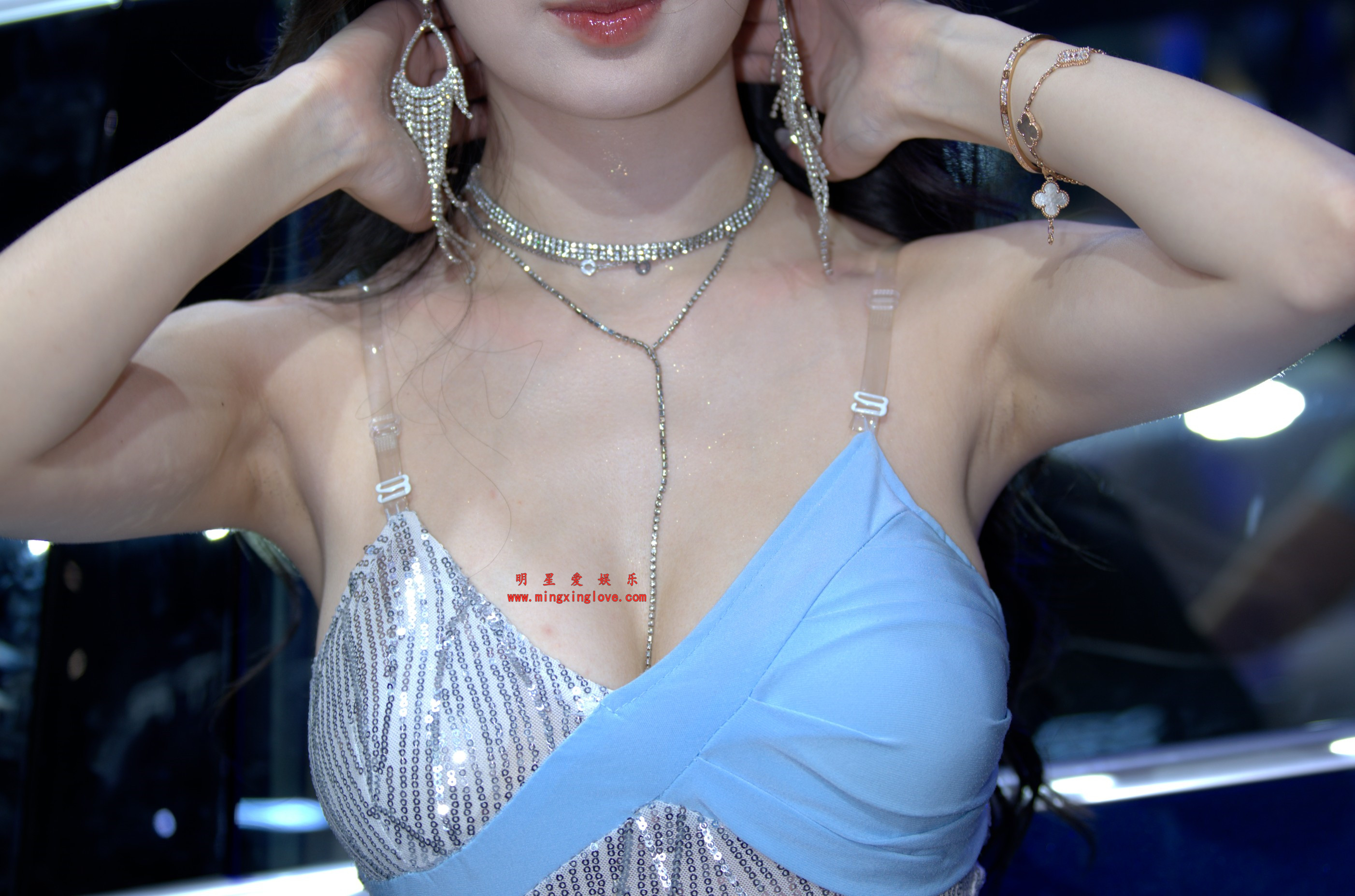 抖音百万粉丝网红车模BB酱车展拍摄花絮照片，大尺度爆乳露胸，单张40M左右，放大可看清肌肤纹理，高清4K分辨率原图无修生图下载