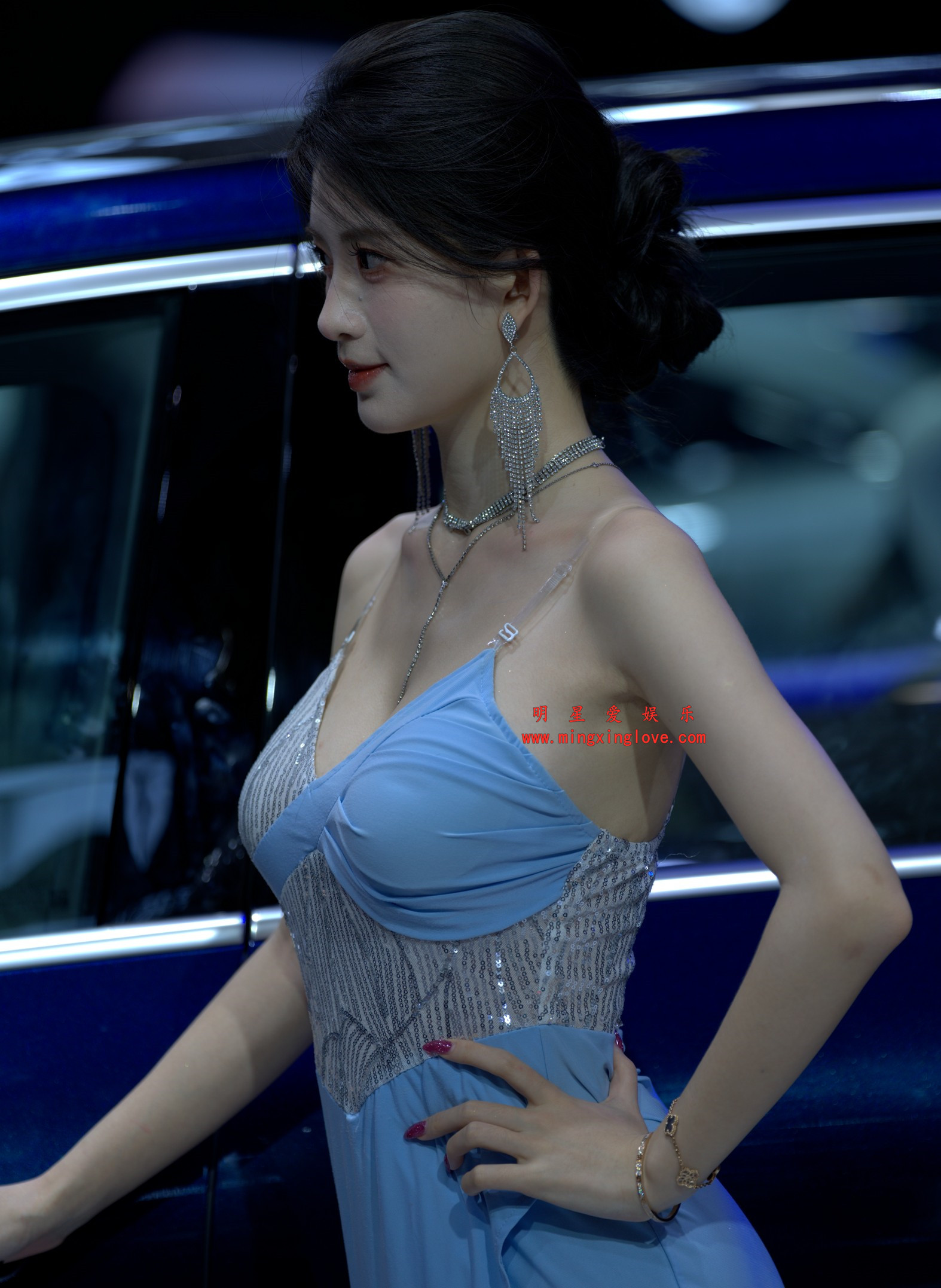 抖音百万粉丝网红车模BB酱车展拍摄花絮照片，大尺度爆乳露胸，单张40M左右，放大可看清肌肤纹理，高清4K分辨率原图无修生图下载