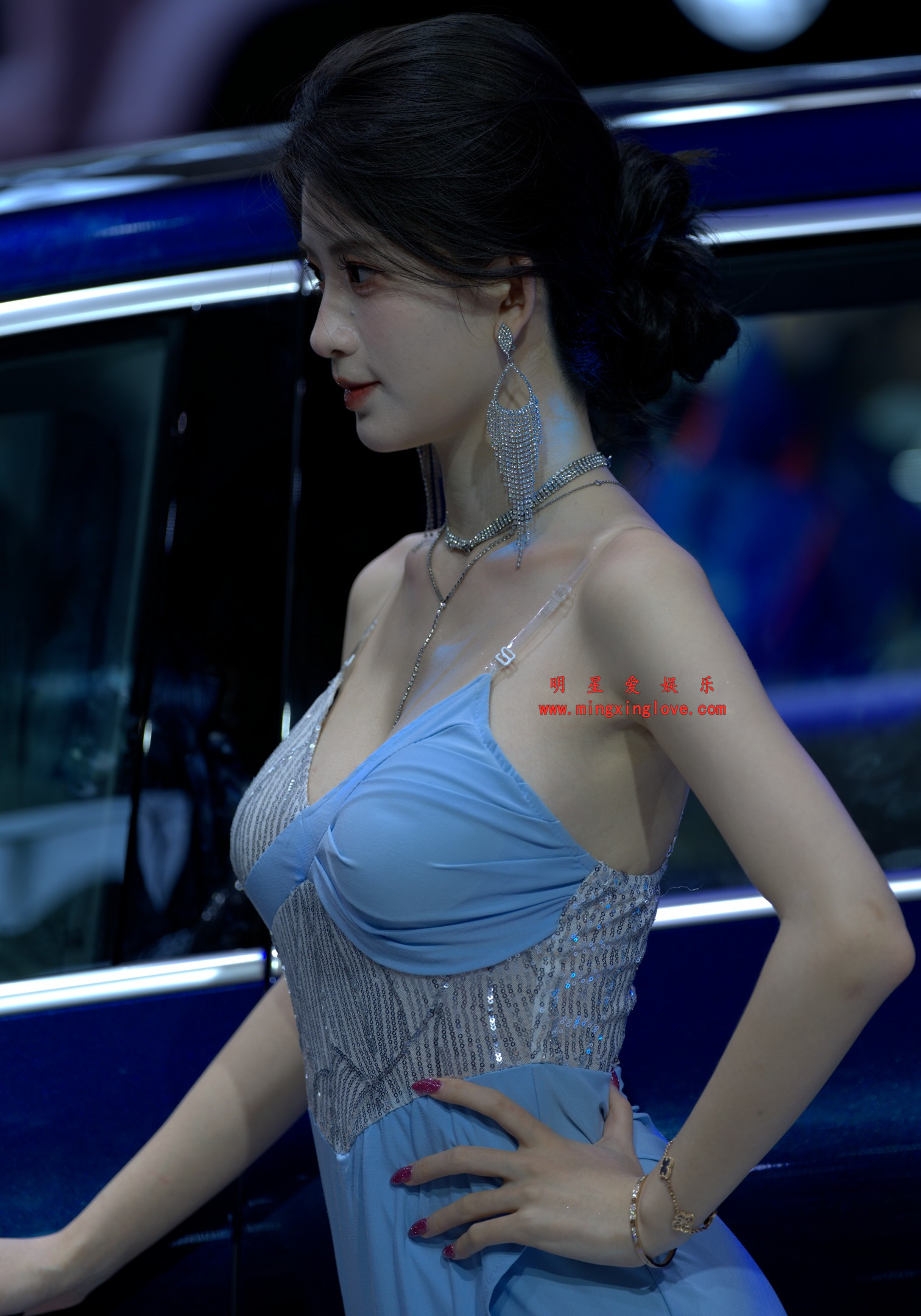 抖音百万粉丝网红车模BB酱车展拍摄花絮照片，大尺度爆乳露胸，单张40M左右，放大可看清肌肤纹理，高清4K分辨率原图无修生图下载