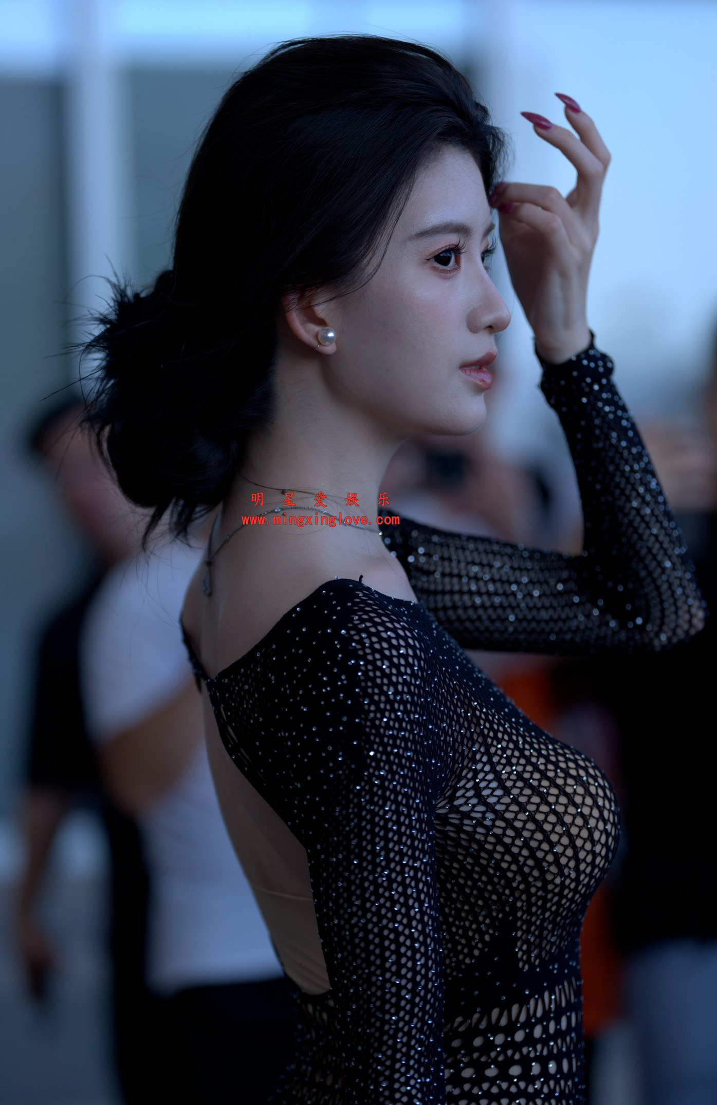 抖音百万粉丝网红车模BB酱外拍写真拍摄花絮照片，性感紧身牛仔露背，光脚特写，单张40M左右，放大可看清肌肤纹理，高清4K分辨率原图无修生图下载