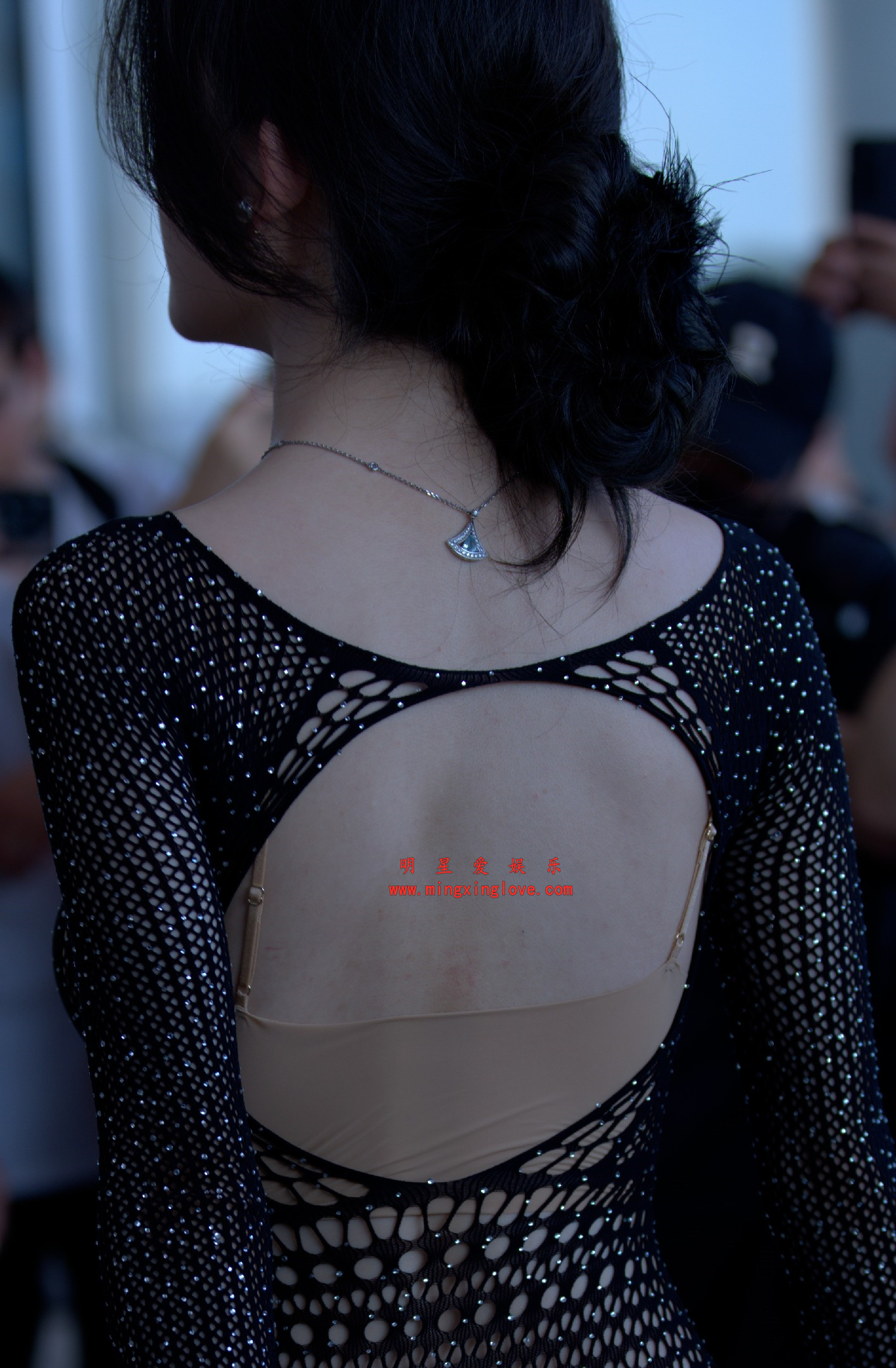 抖音百万粉丝网红车模BB酱外拍写真拍摄花絮照片，性感紧身牛仔露背，光脚特写，单张40M左右，放大可看清肌肤纹理，高清4K分辨率原图无修生图下载