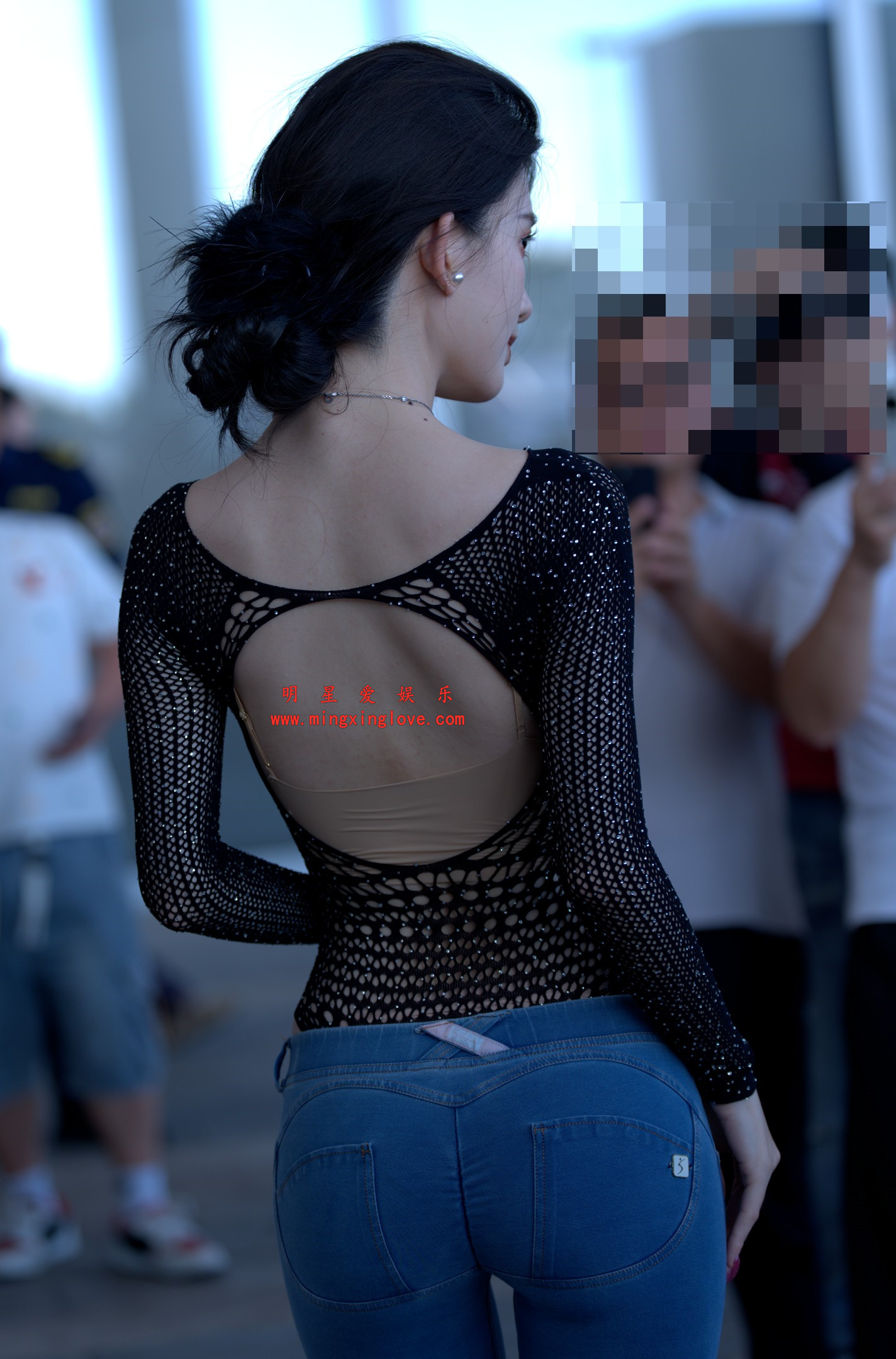 抖音百万粉丝网红车模BB酱外拍写真拍摄花絮照片，性感紧身牛仔露背，光脚特写，单张40M左右，放大可看清肌肤纹理，高清4K分辨率原图无修生图下载