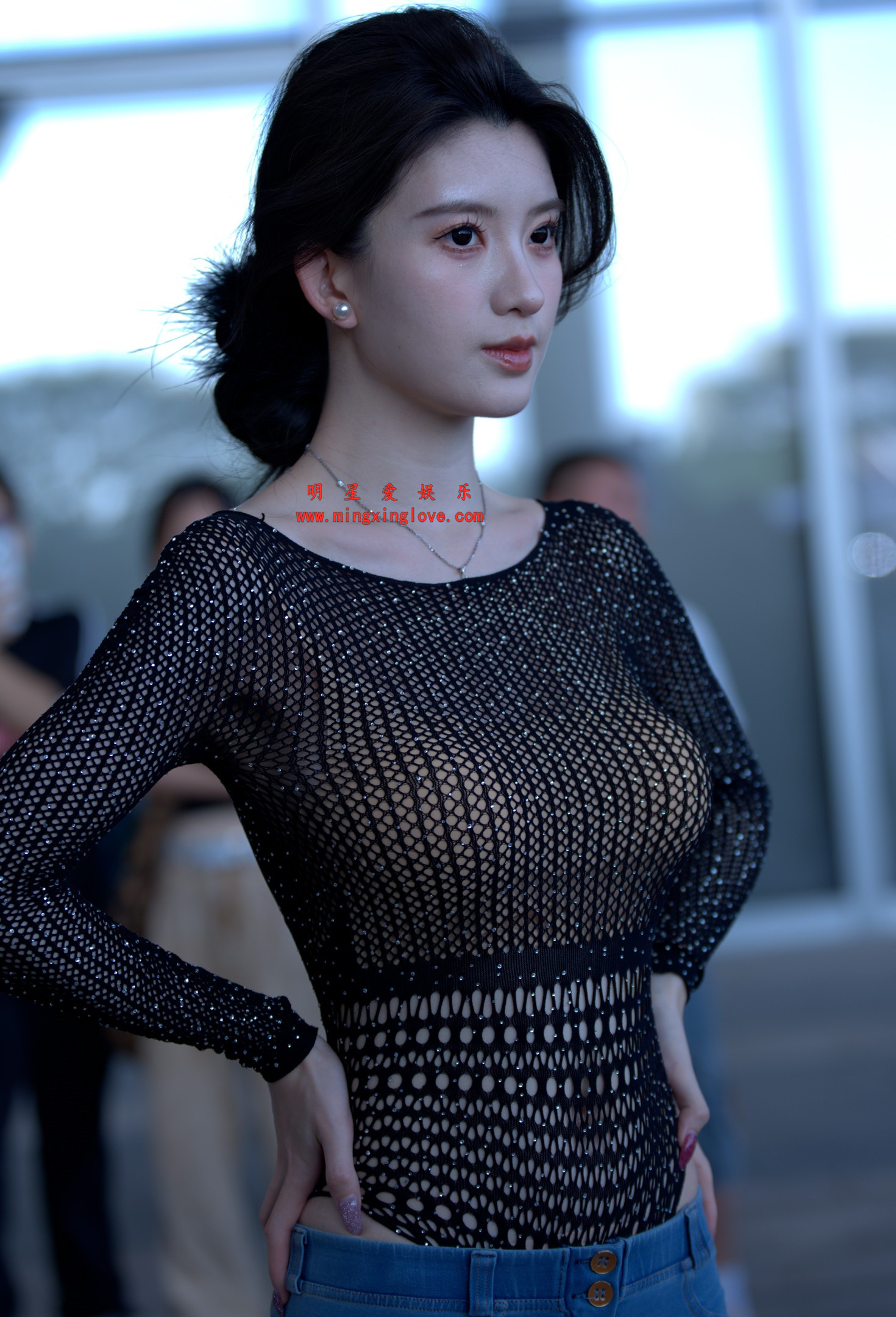 抖音百万粉丝网红车模BB酱外拍写真拍摄花絮照片，性感紧身牛仔露背，光脚特写，单张40M左右，放大可看清肌肤纹理，高清4K分辨率原图无修生图下载