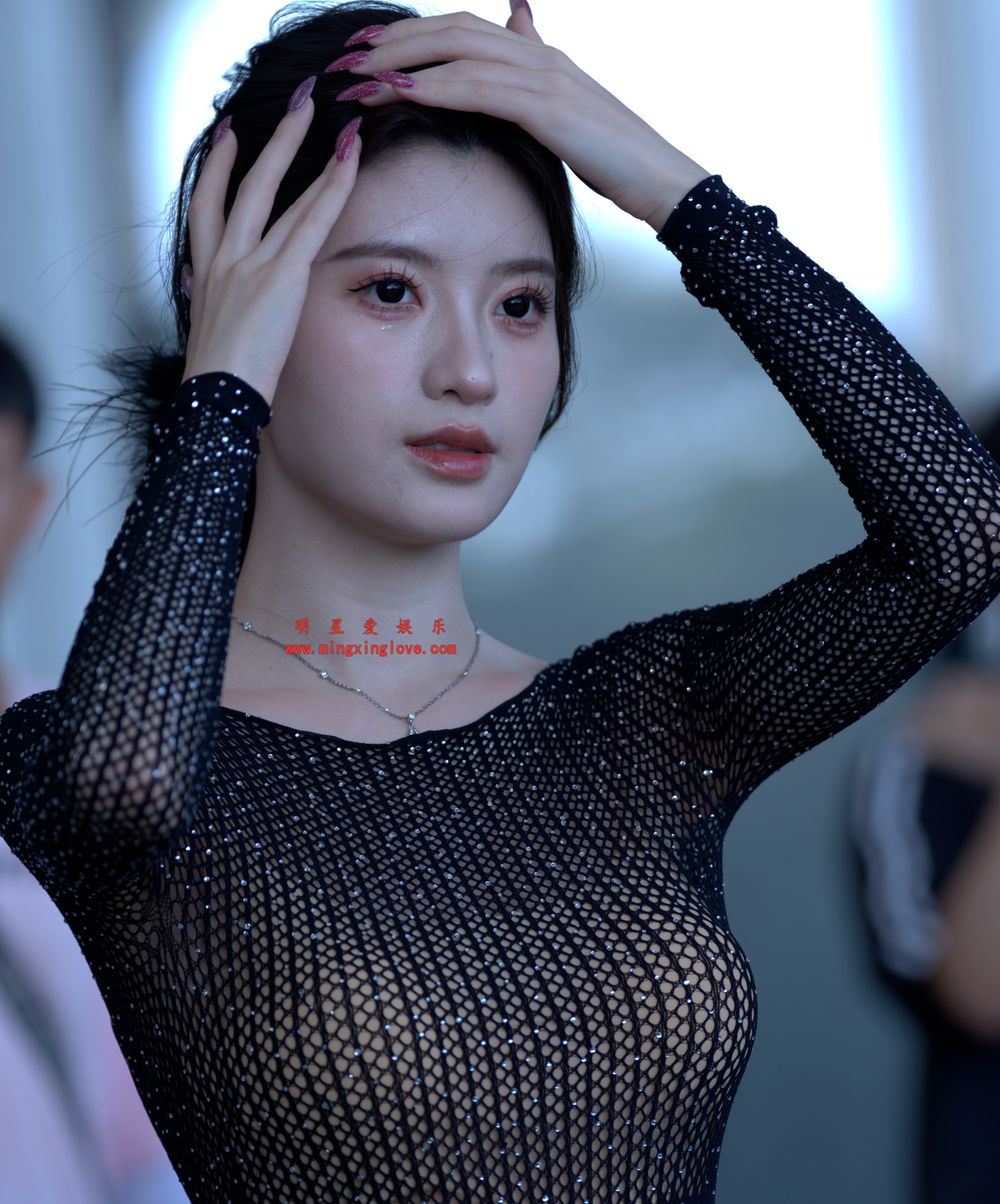 抖音百万粉丝网红车模BB酱外拍写真拍摄花絮照片，性感紧身牛仔露背，光脚特写，单张40M左右，放大可看清肌肤纹理，高清4K分辨率原图无修生图下载