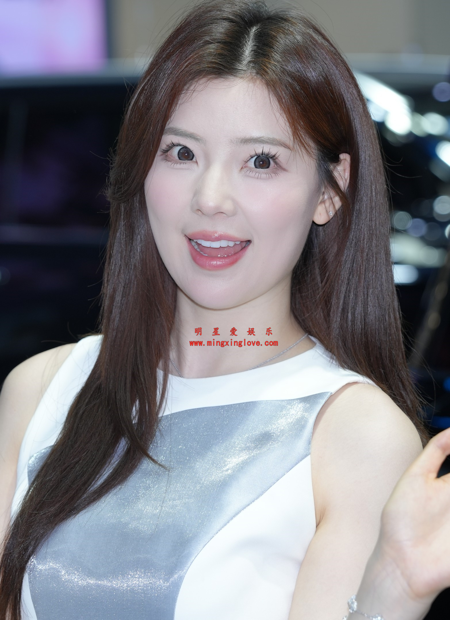 抖音百万粉丝网红车模春晓车展拍摄花絮照片，性感露肩短裙美腿，放大可看清肌肤纹理，高清4K分辨率原图无修生图下载