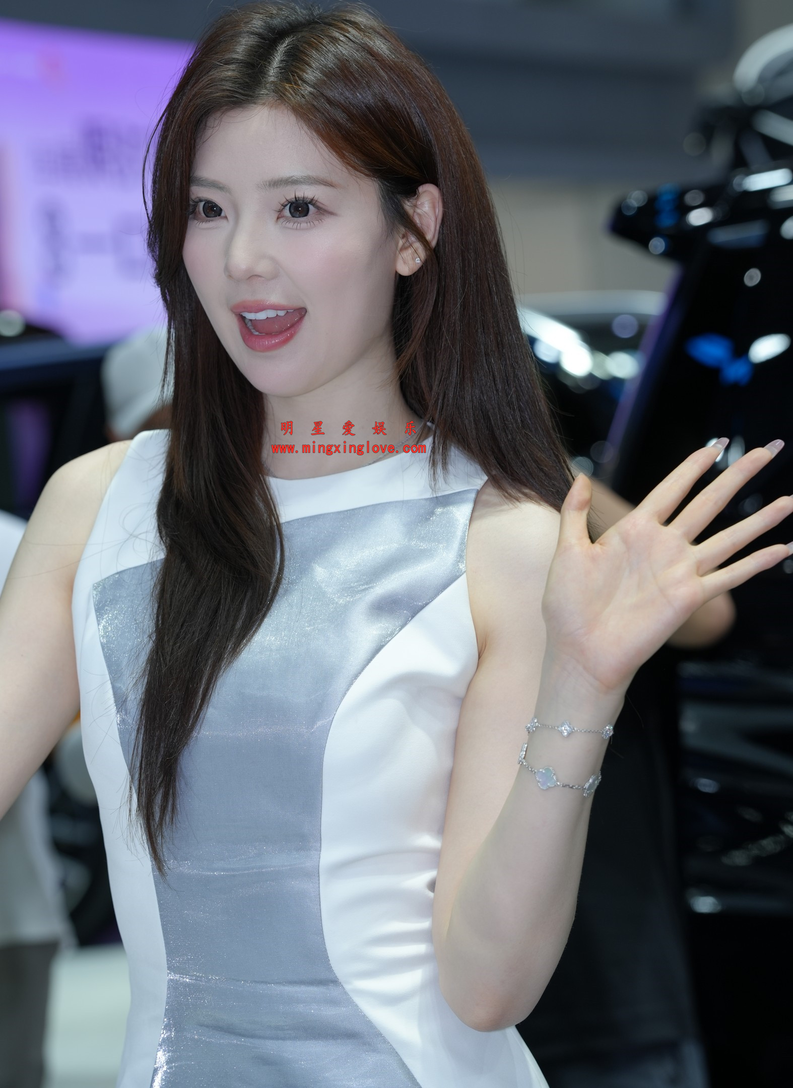 抖音百万粉丝网红车模春晓车展拍摄花絮照片，性感露肩短裙美腿，放大可看清肌肤纹理，高清4K分辨率原图无修生图下载