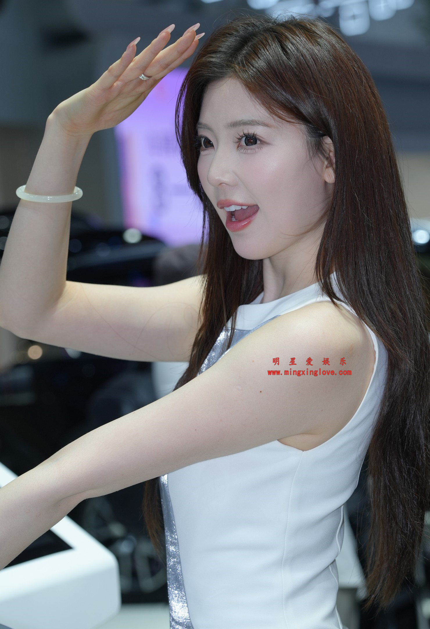 抖音百万粉丝网红车模春晓车展拍摄花絮照片，性感露肩短裙美腿，放大可看清肌肤纹理，高清4K分辨率原图无修生图下载