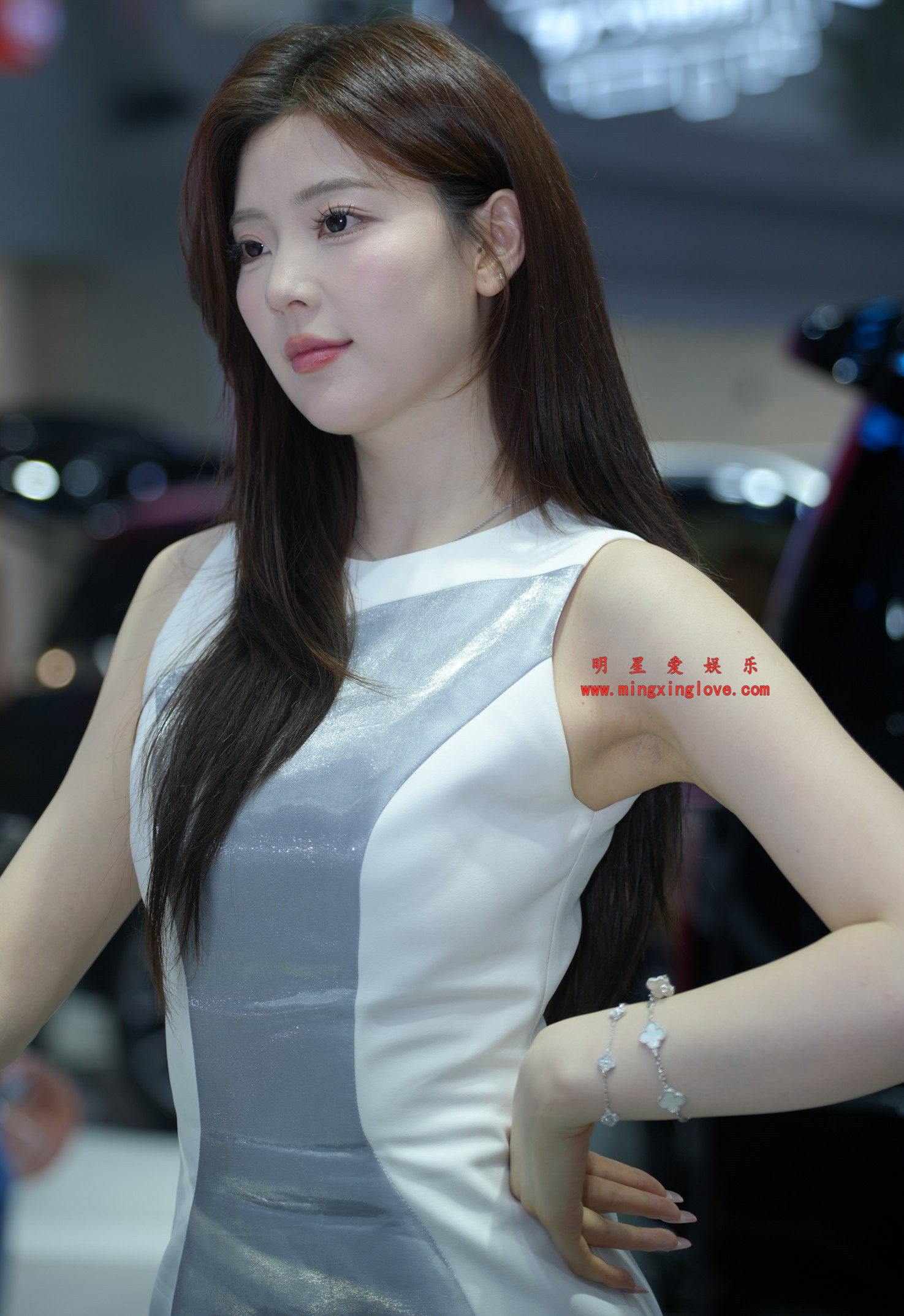 抖音百万粉丝网红车模春晓车展拍摄花絮照片，性感露肩短裙美腿，放大可看清肌肤纹理，高清4K分辨率原图无修生图下载