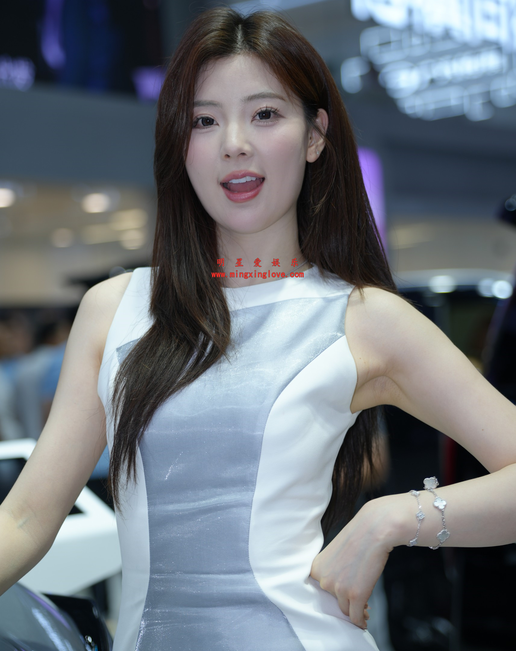 抖音百万粉丝网红车模春晓车展拍摄花絮照片，性感露肩短裙美腿，放大可看清肌肤纹理，高清4K分辨率原图无修生图下载