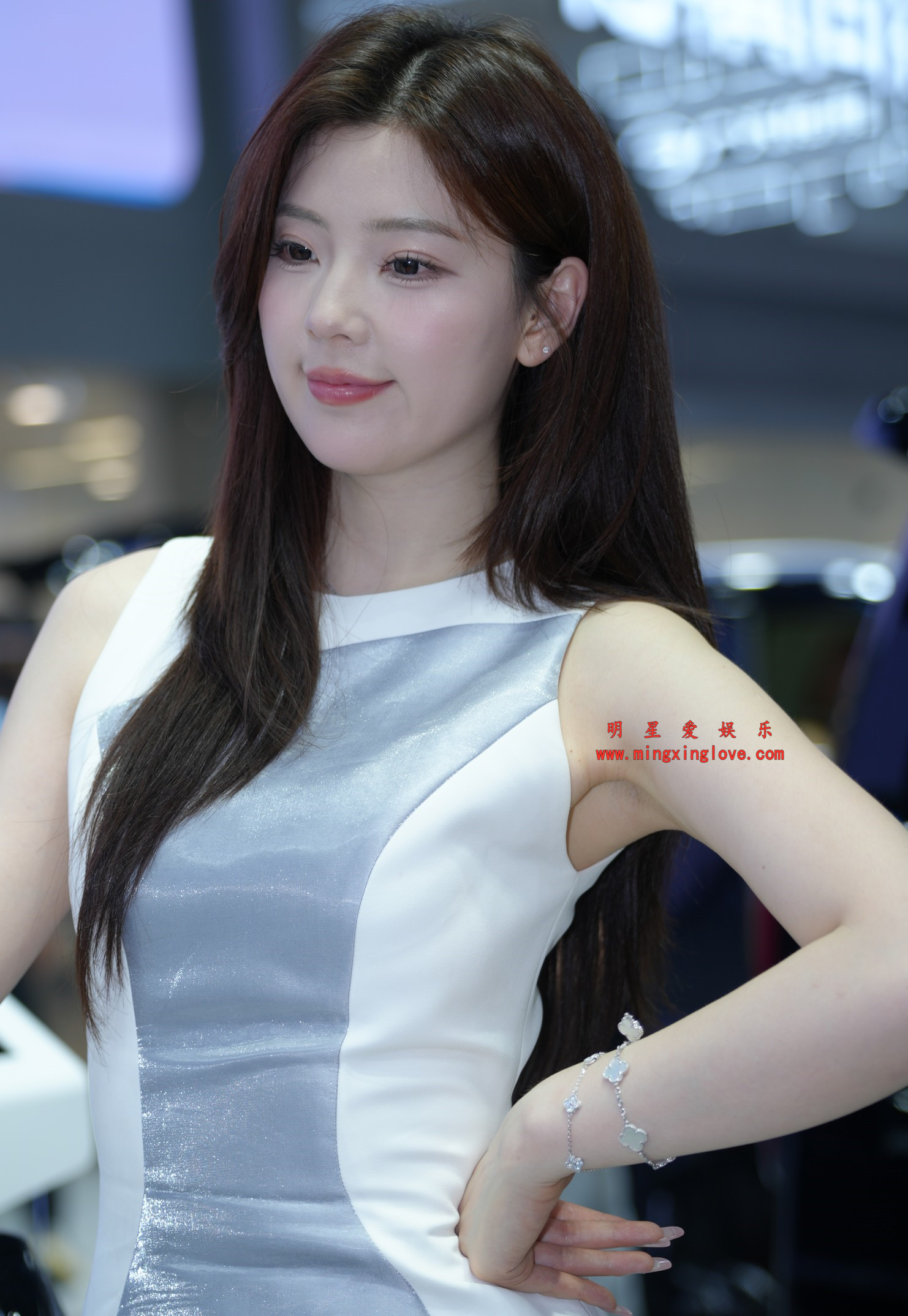 抖音百万粉丝网红车模春晓车展拍摄花絮照片，性感露肩短裙美腿，放大可看清肌肤纹理，高清4K分辨率原图无修生图下载