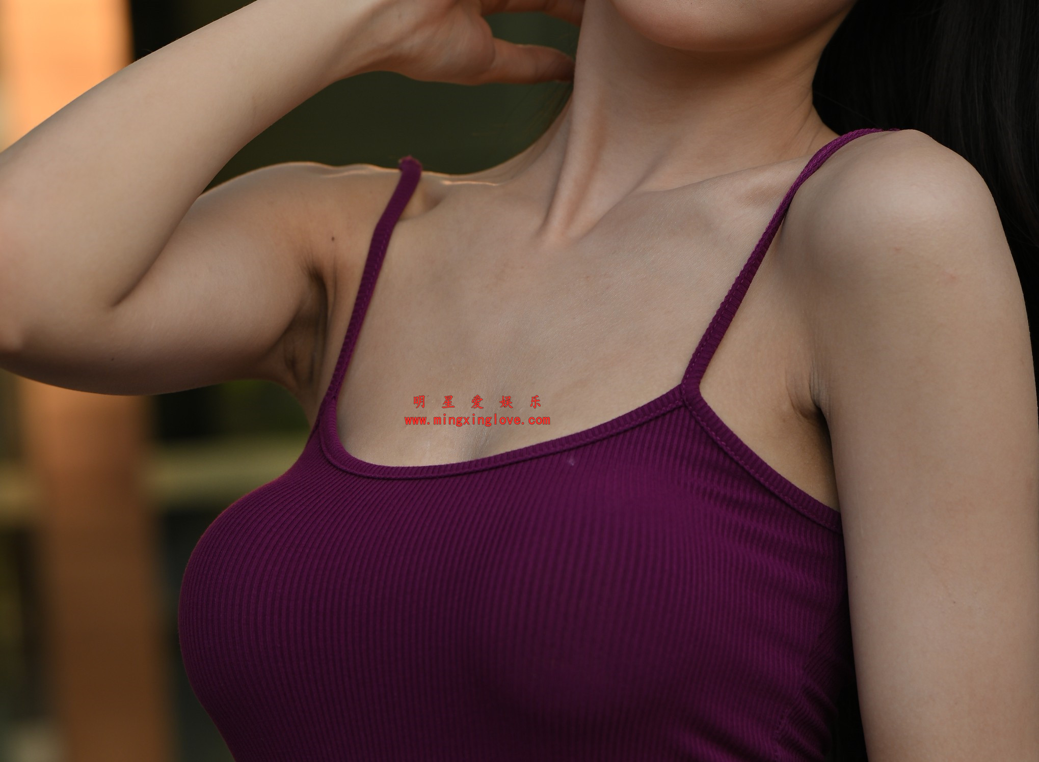 百万粉丝网红车模任绵绵外拍写真花絮照片，性感紧身吊带露胸、光脚特写，放大可看清肌肤纹理，高清8K分辨率原图无修生图下载