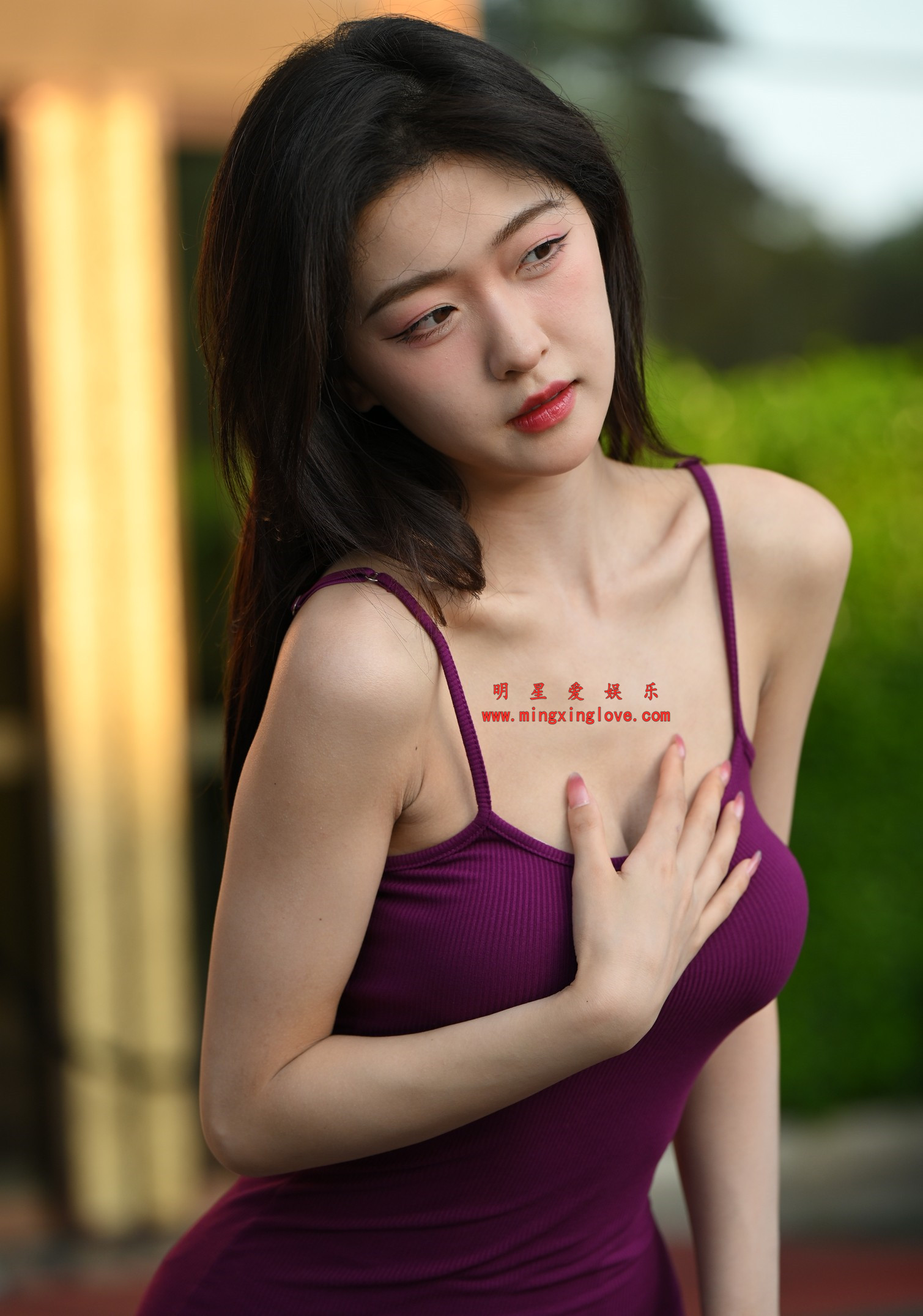 百万粉丝网红车模任绵绵外拍写真花絮照片，性感紧身吊带露胸、光脚特写，放大可看清肌肤纹理，高清8K分辨率原图无修生图下载