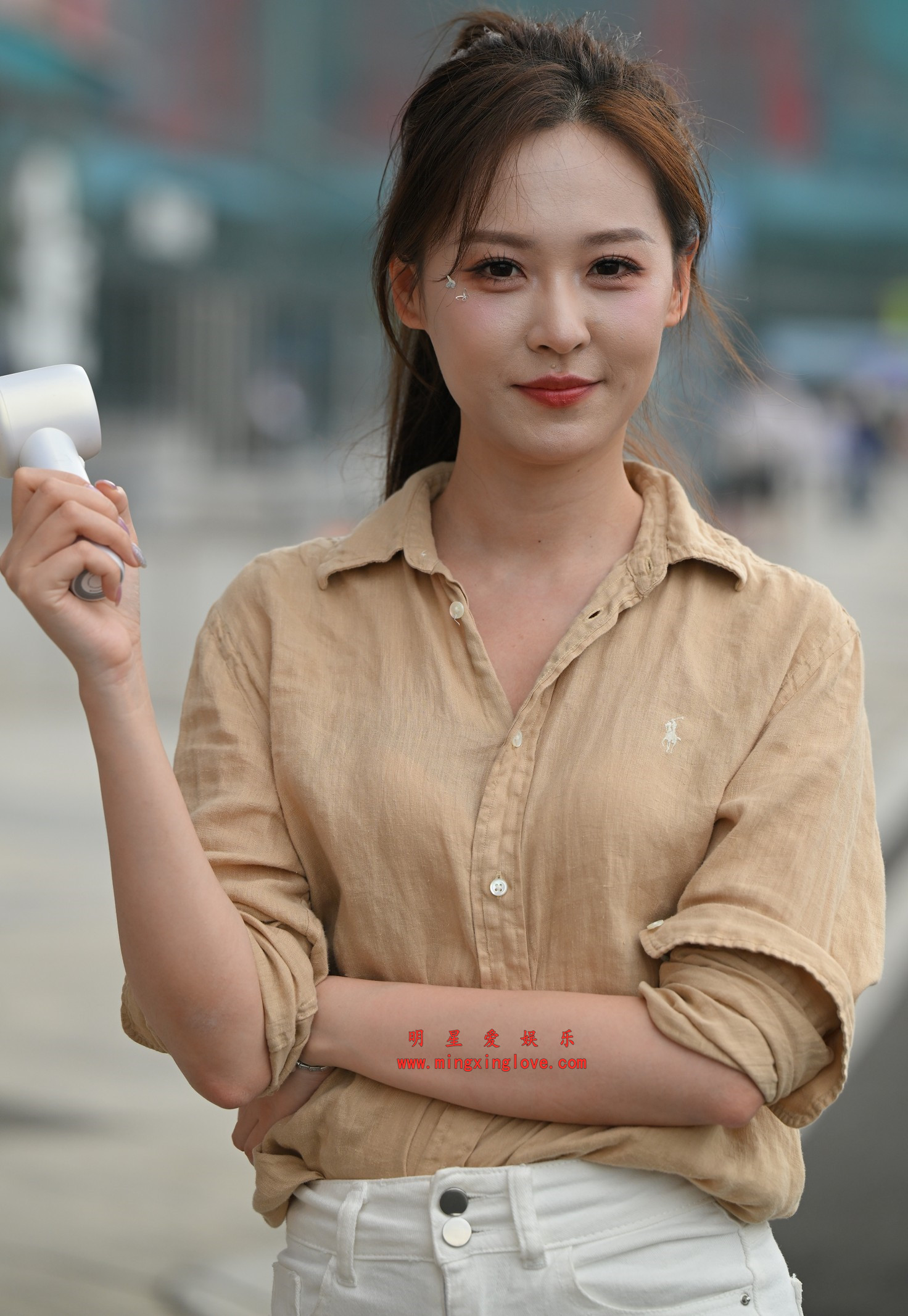 百万粉丝网红车模小龙鼠街拍写真拍摄花絮照片，性感超短裤、美腿光脚特写，放大可看清肌肤纹理，高清8K分辨率原图无修生图下载