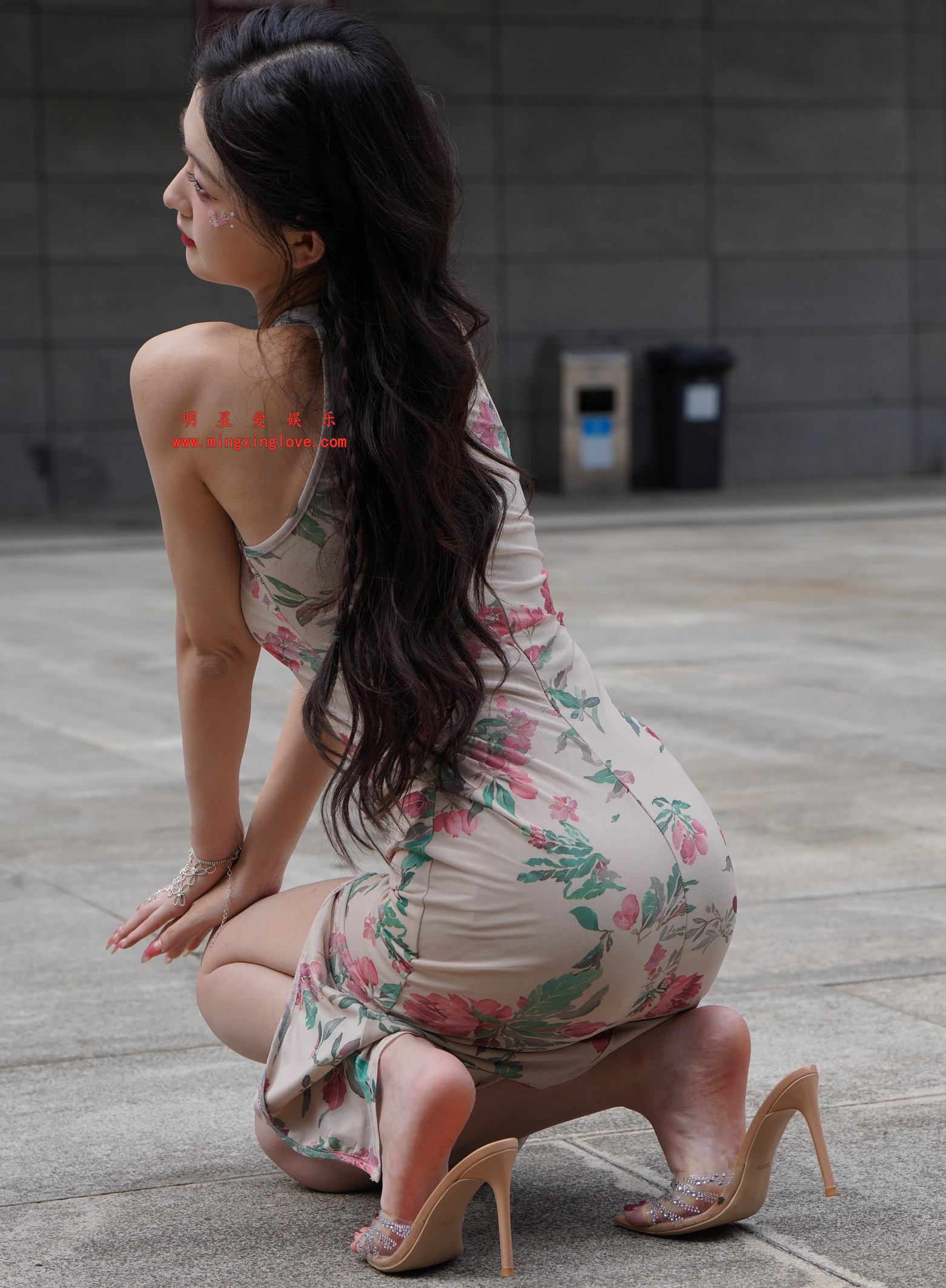 百万粉丝网红车模任绵绵外拍写真拍摄花絮照片，性感吊带露胸美臀、美腿脚底特写，放大可看清肌肤纹理，高清8K分辨率原图无修生图下载