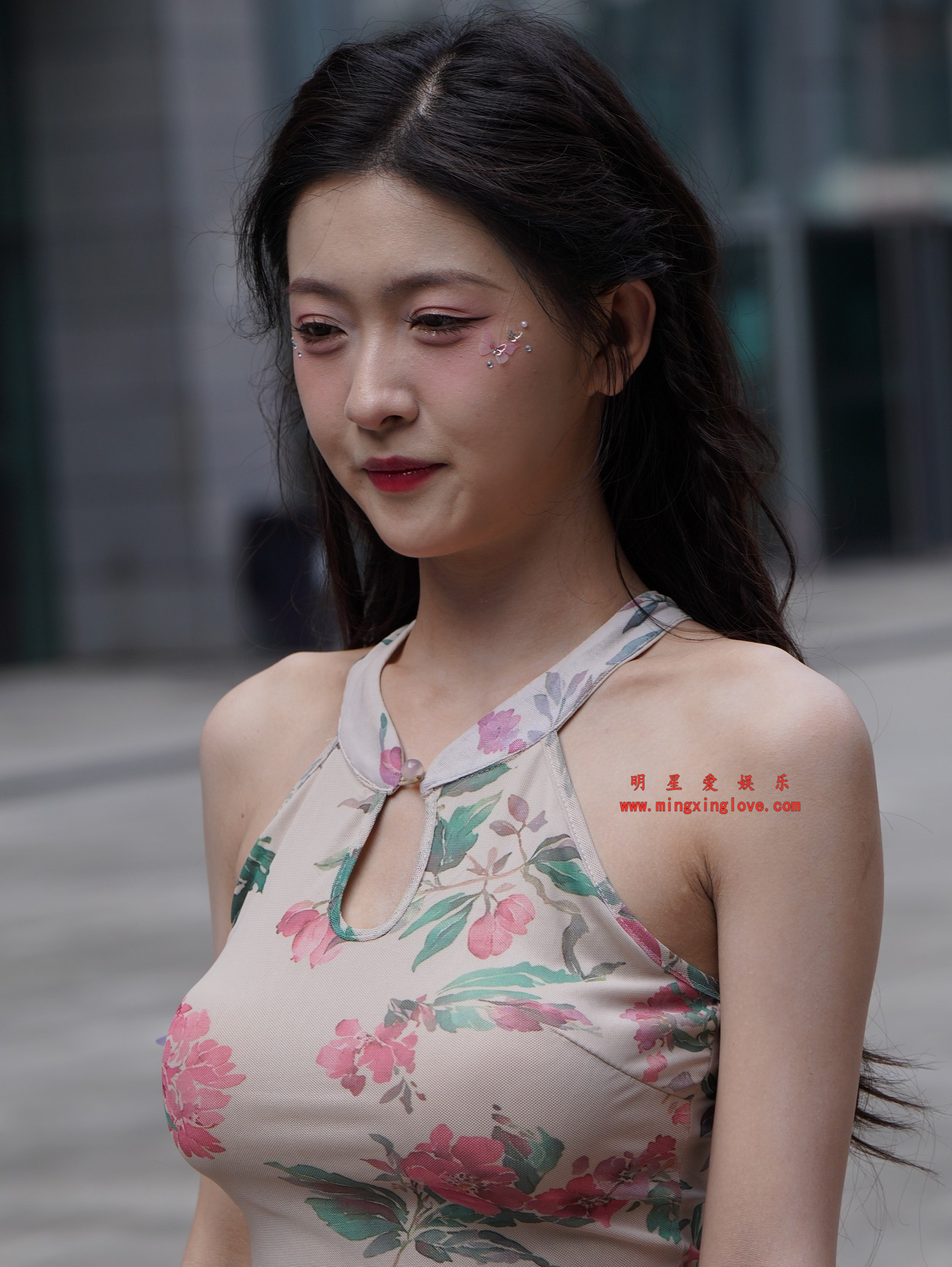 2025120201020813 百万粉丝网红车模任绵绵外拍写真拍摄花絮照片,性感吊带露胸美臀、美腿脚底特写,放大可看清肌肤纹理,高清8K分辨率原图无修生图下载