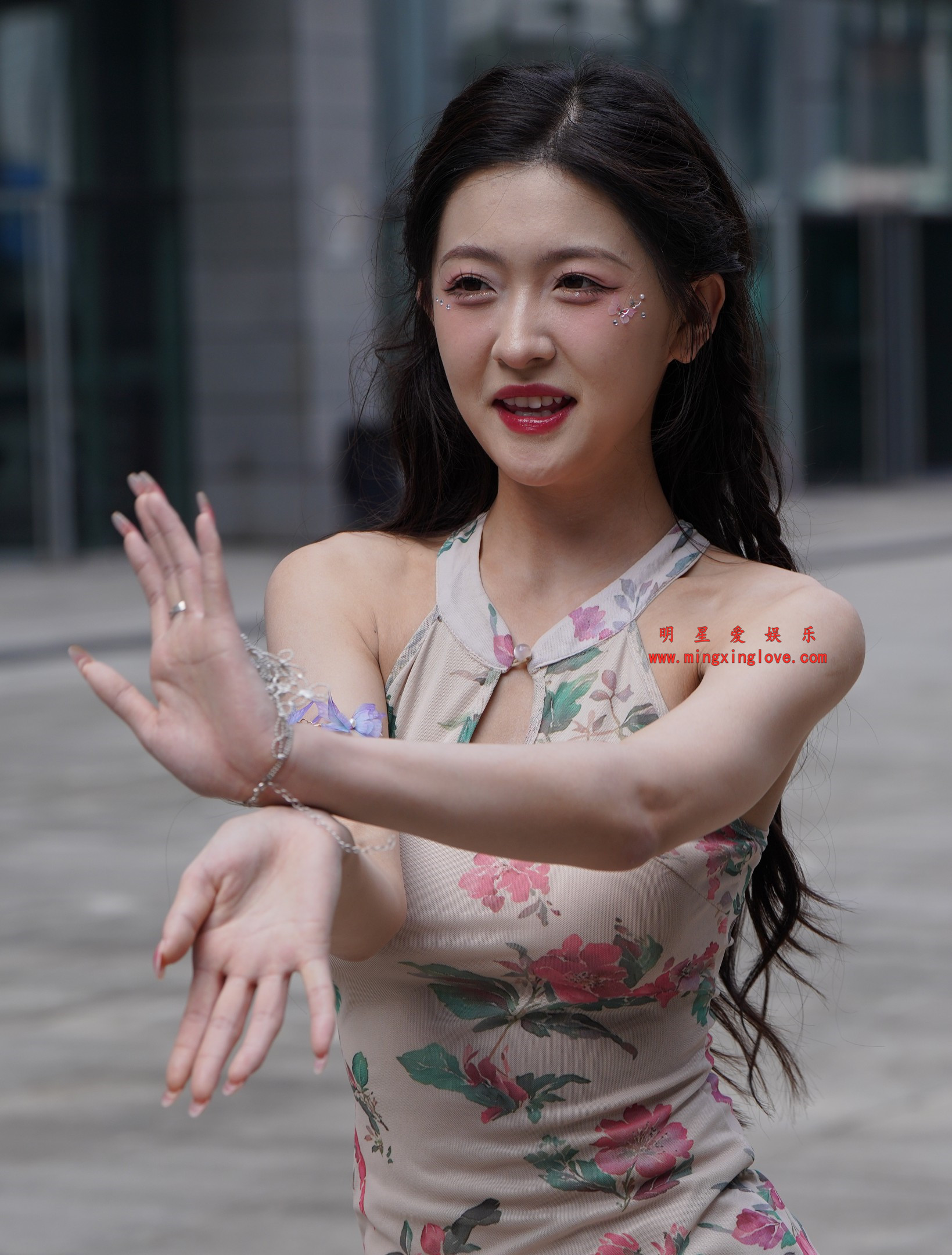 2025120201021052 百万粉丝网红车模任绵绵外拍写真拍摄花絮照片,性感吊带露胸美臀、美腿脚底特写,放大可看清肌肤纹理,高清8K分辨率原图无修生图下载