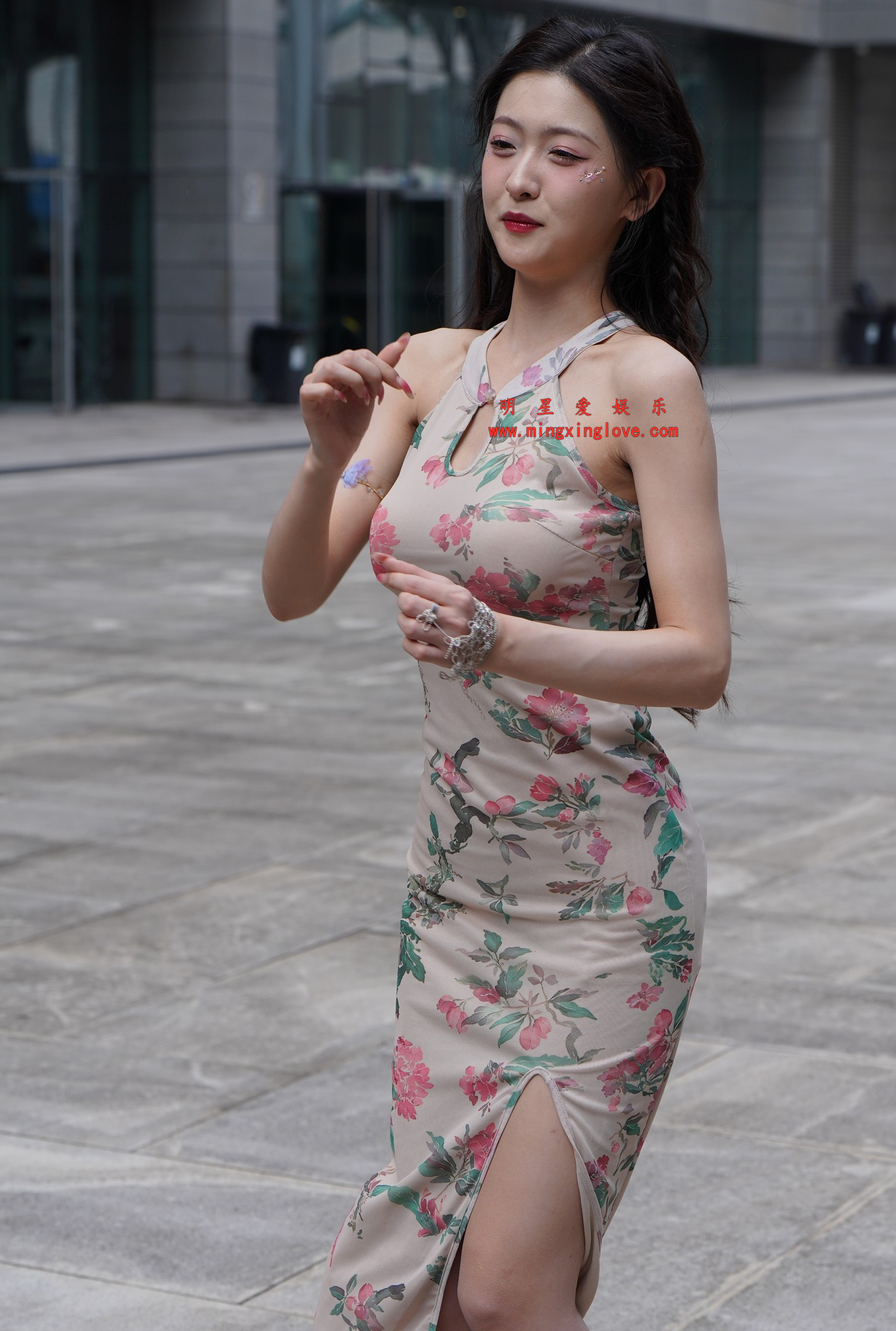 2025120201021126 百万粉丝网红车模任绵绵外拍写真拍摄花絮照片,性感吊带露胸美臀、美腿脚底特写,放大可看清肌肤纹理,高清8K分辨率原图无修生图下载