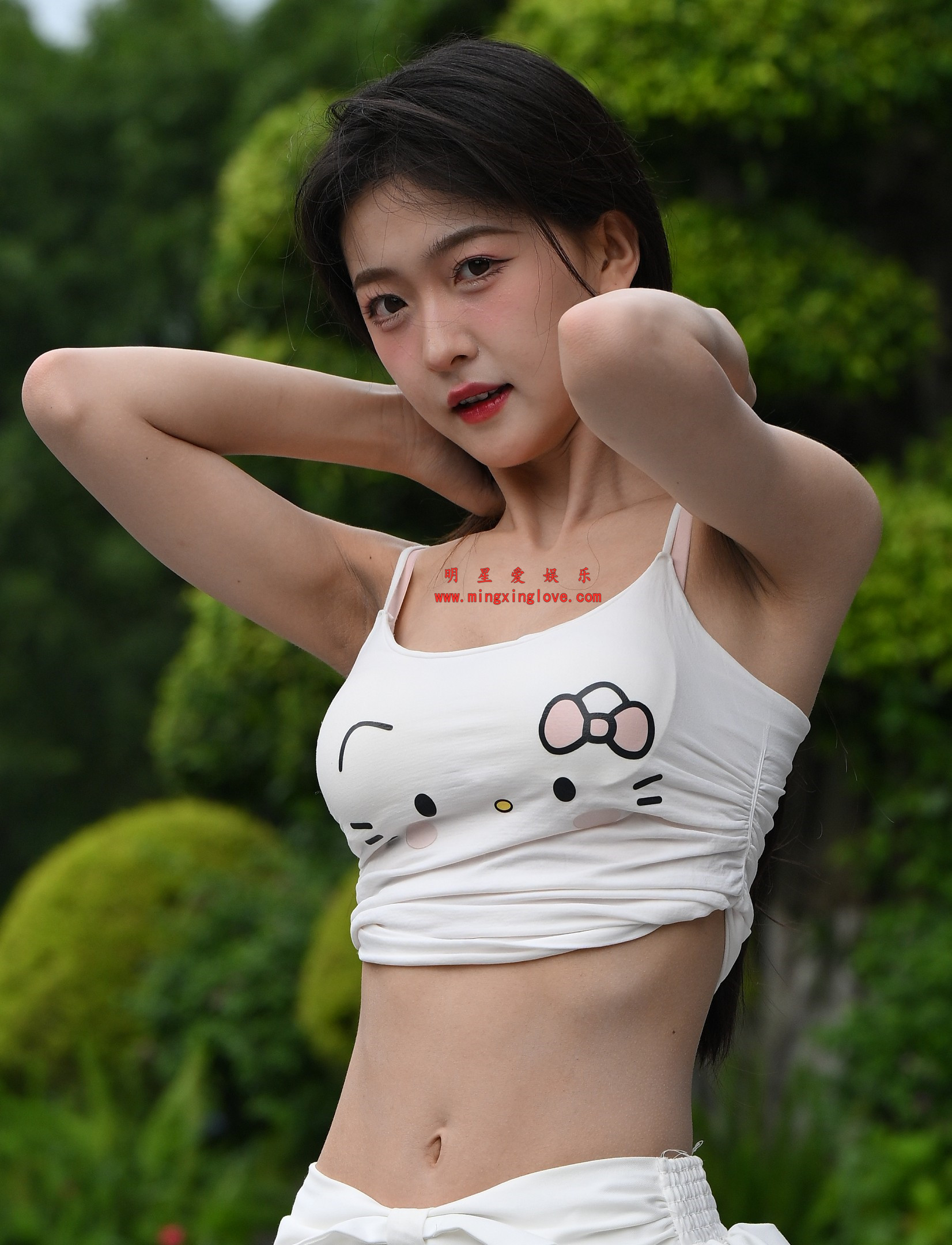 百万粉丝网红车模任绵绵外拍写真花絮照片，大尺度露胸、超短裙，美腿光脚特写，放大可看清肌肤纹理，高清8K分辨率原图无修生图下载