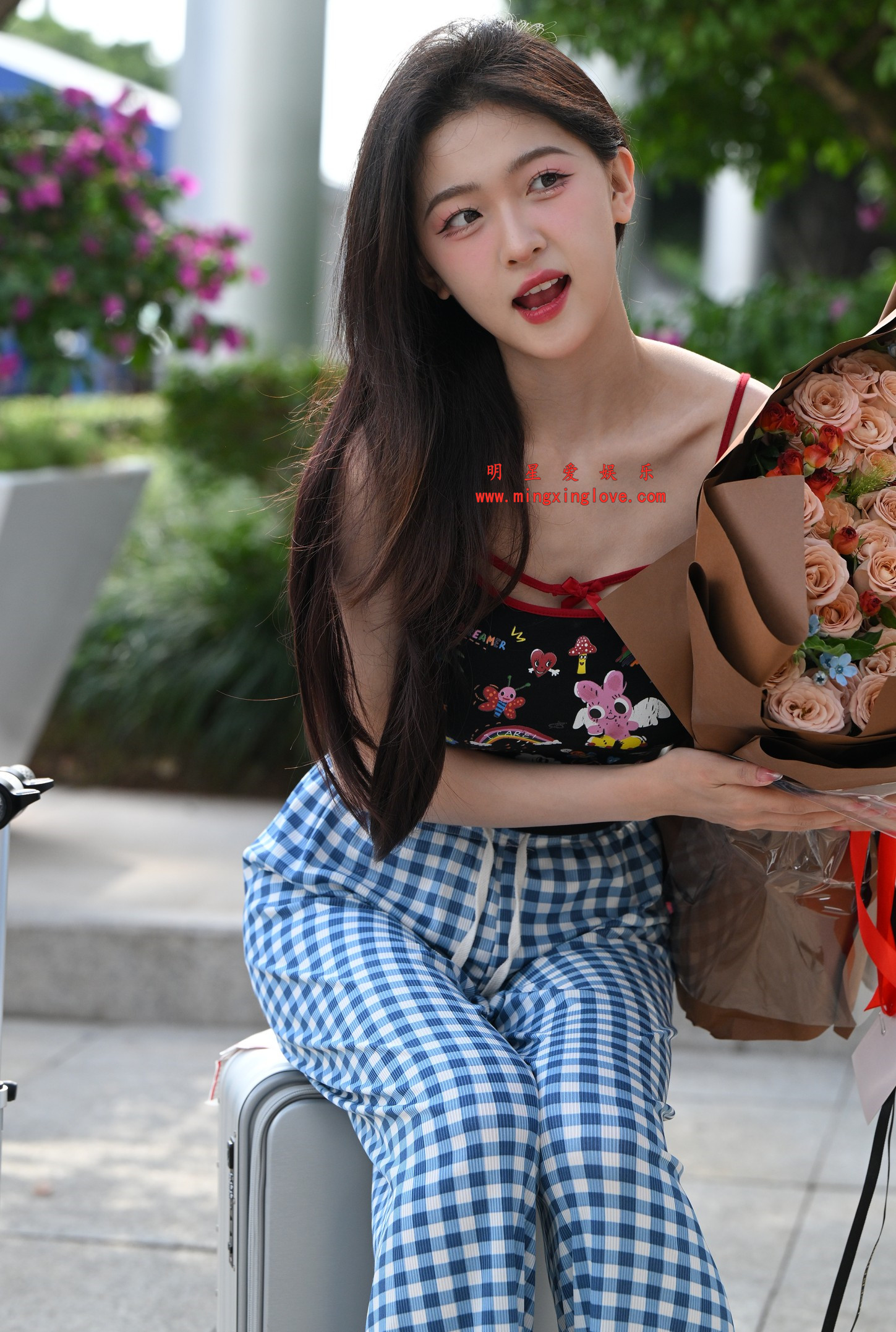 百万粉丝网红车模任绵绵外拍写真花絮照片，性感吊带肚兜、露脐，光脚特写，放大可看清肌肤纹理，高清8K分辨率原图无修生图下载