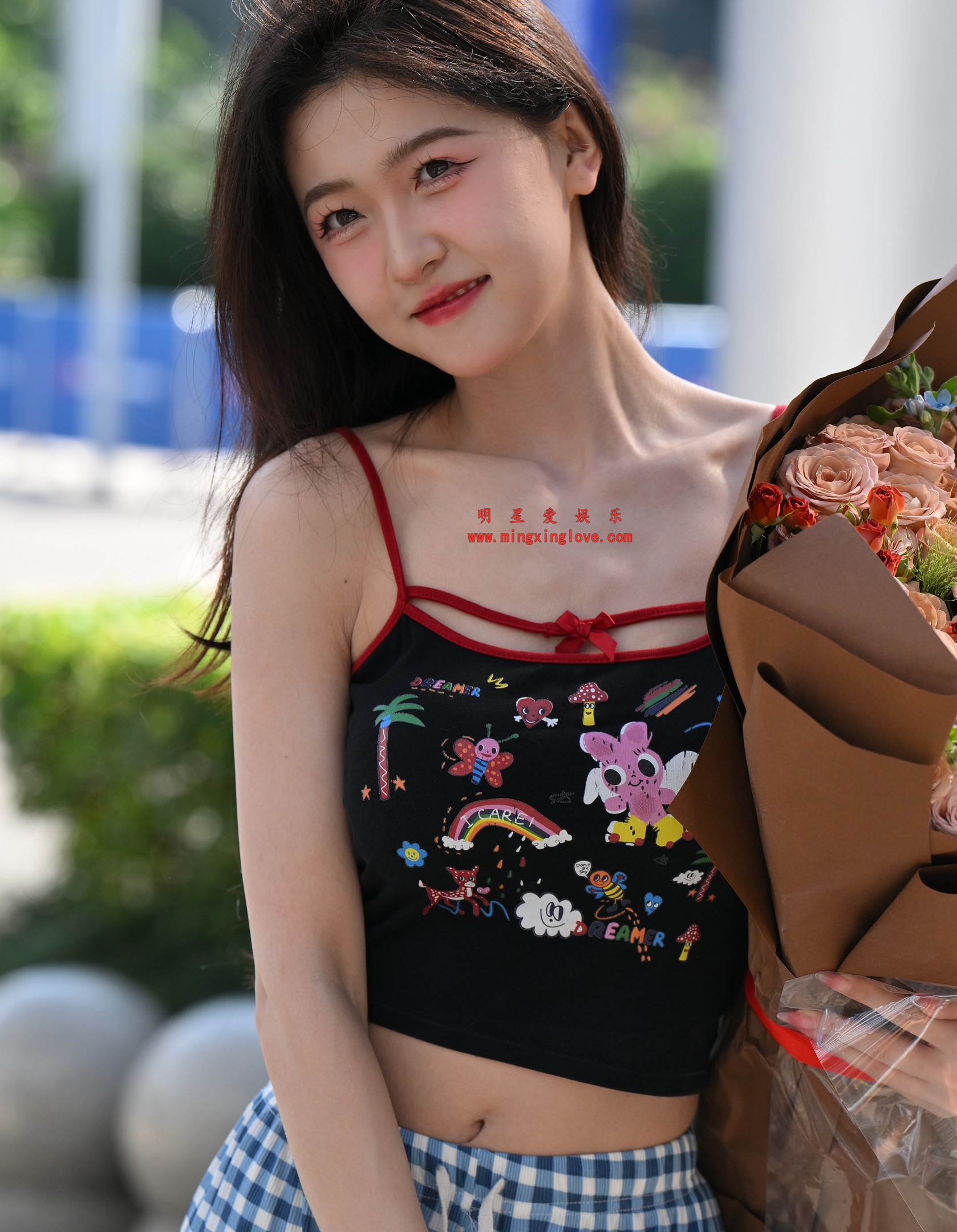 百万粉丝网红车模任绵绵外拍写真花絮照片，性感吊带肚兜、露脐，光脚特写，放大可看清肌肤纹理，高清8K分辨率原图无修生图下载