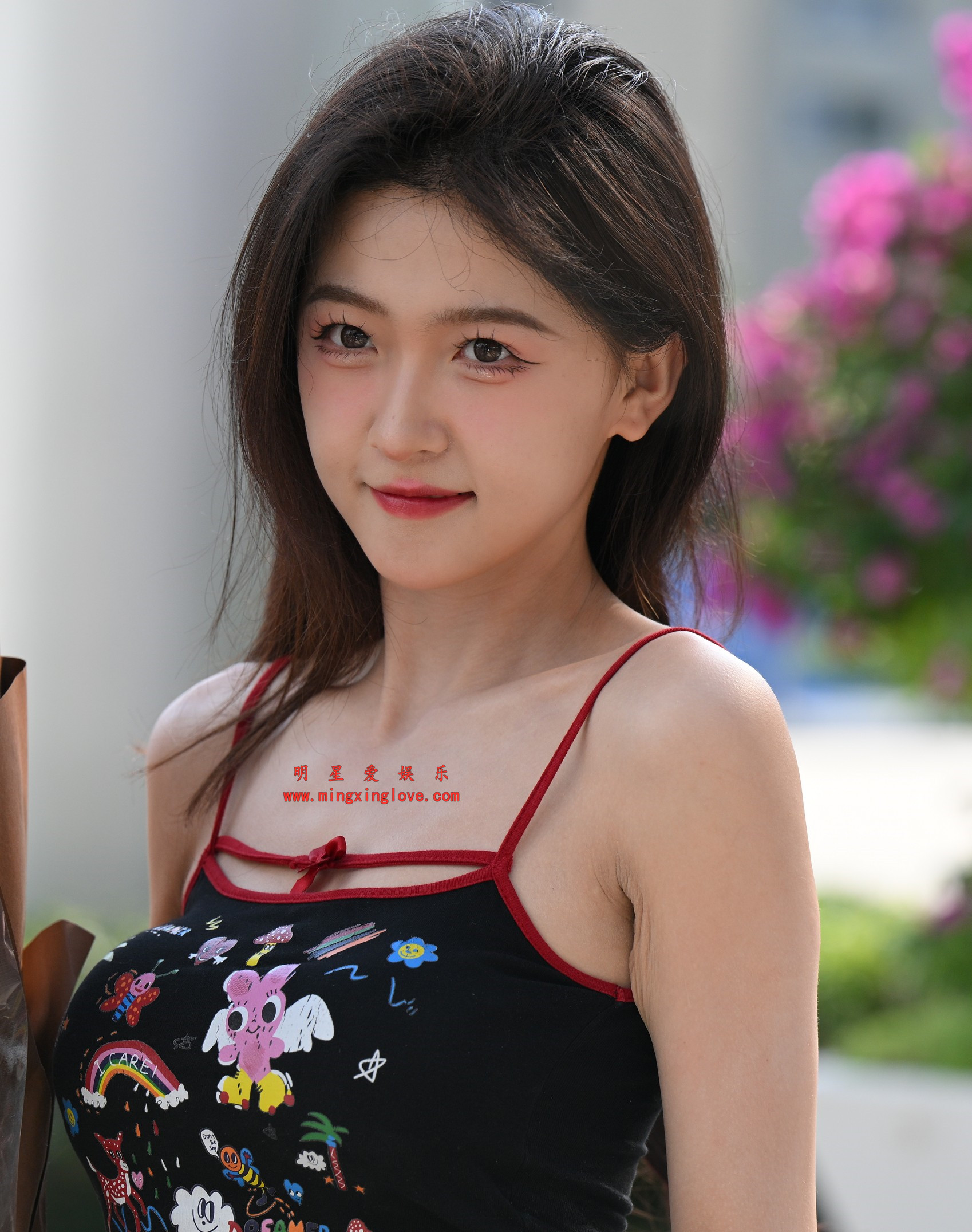 百万粉丝网红车模任绵绵外拍写真花絮照片，性感吊带肚兜、露脐，光脚特写，放大可看清肌肤纹理，高清8K分辨率原图无修生图下载