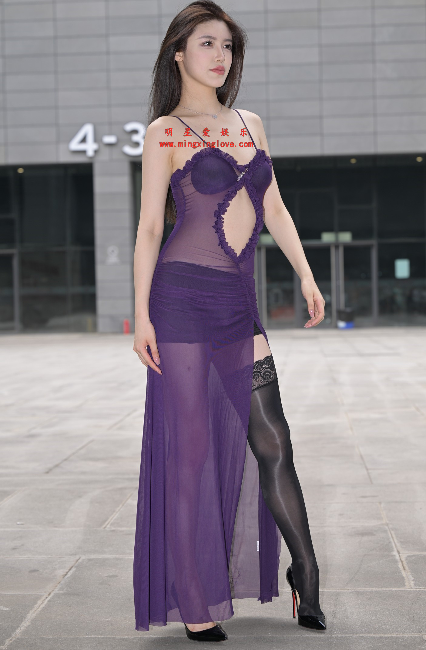 抖音百万粉丝网红车模小乌苏Tina外拍写真花絮照片，大尺度透视情趣、吊带露胸、美腿光脚特写，放大可看清肌肤纹理，高清8K分辨率原图无修生图下载