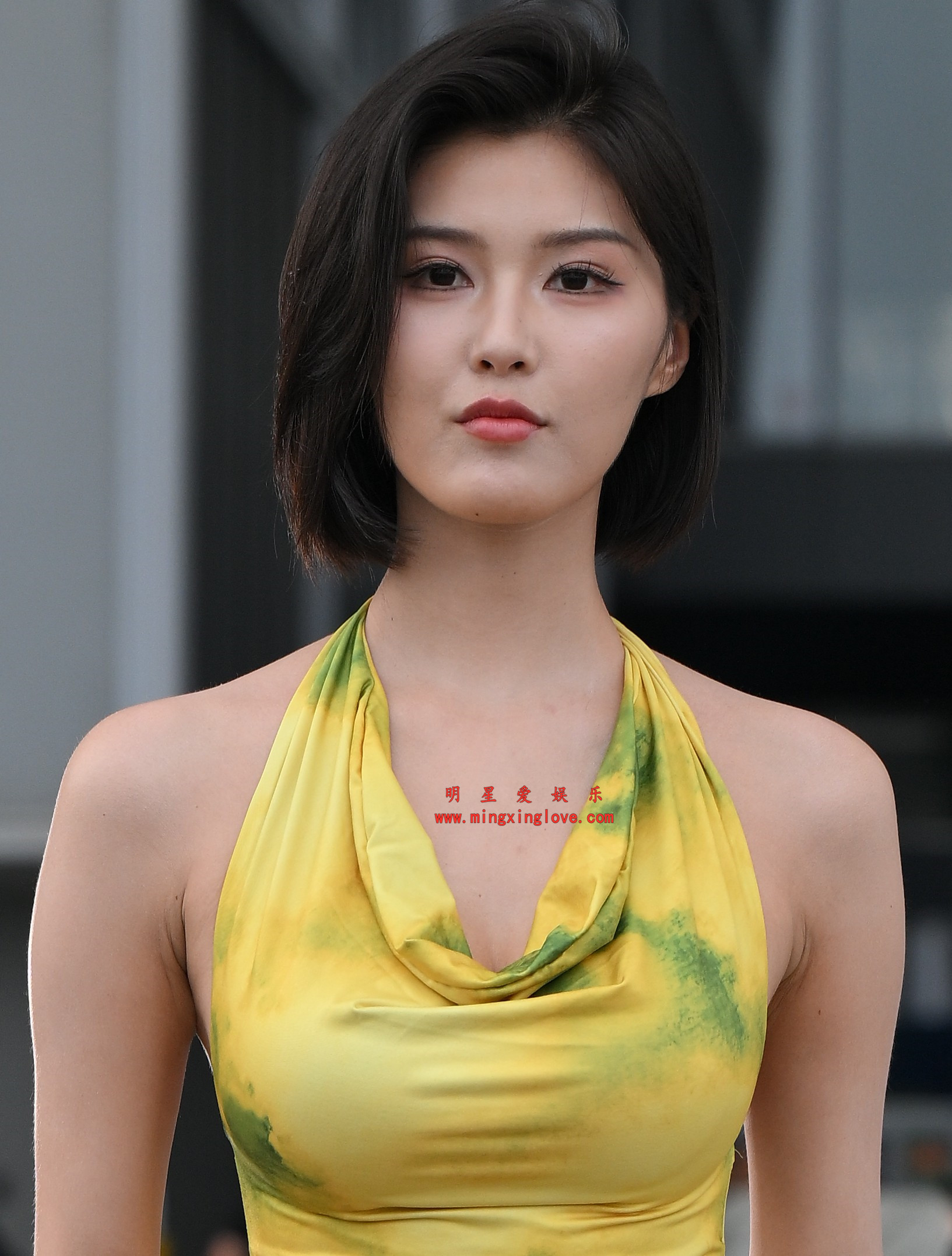 百万粉丝网红车模程儿外拍写真拍摄花絮照片，大尺度吊带露背裙，放大可看清肌肤纹理，高清8K分辨率原图无修生图下载