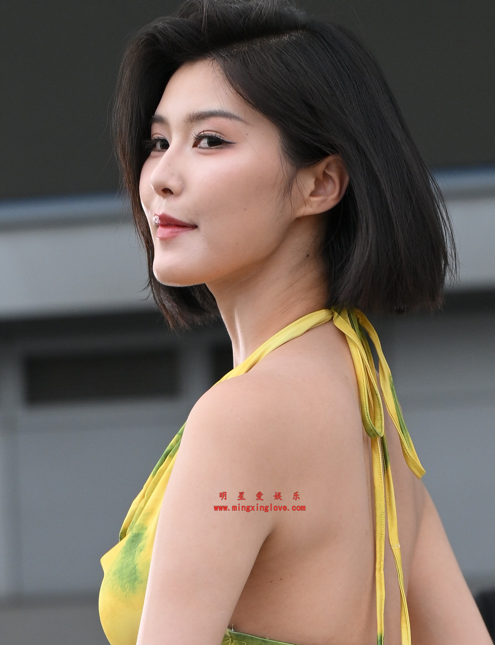 百万粉丝网红车模程儿外拍写真拍摄花絮照片，大尺度吊带露背裙，放大可看清肌肤纹理，高清8K分辨率原图无修生图下载