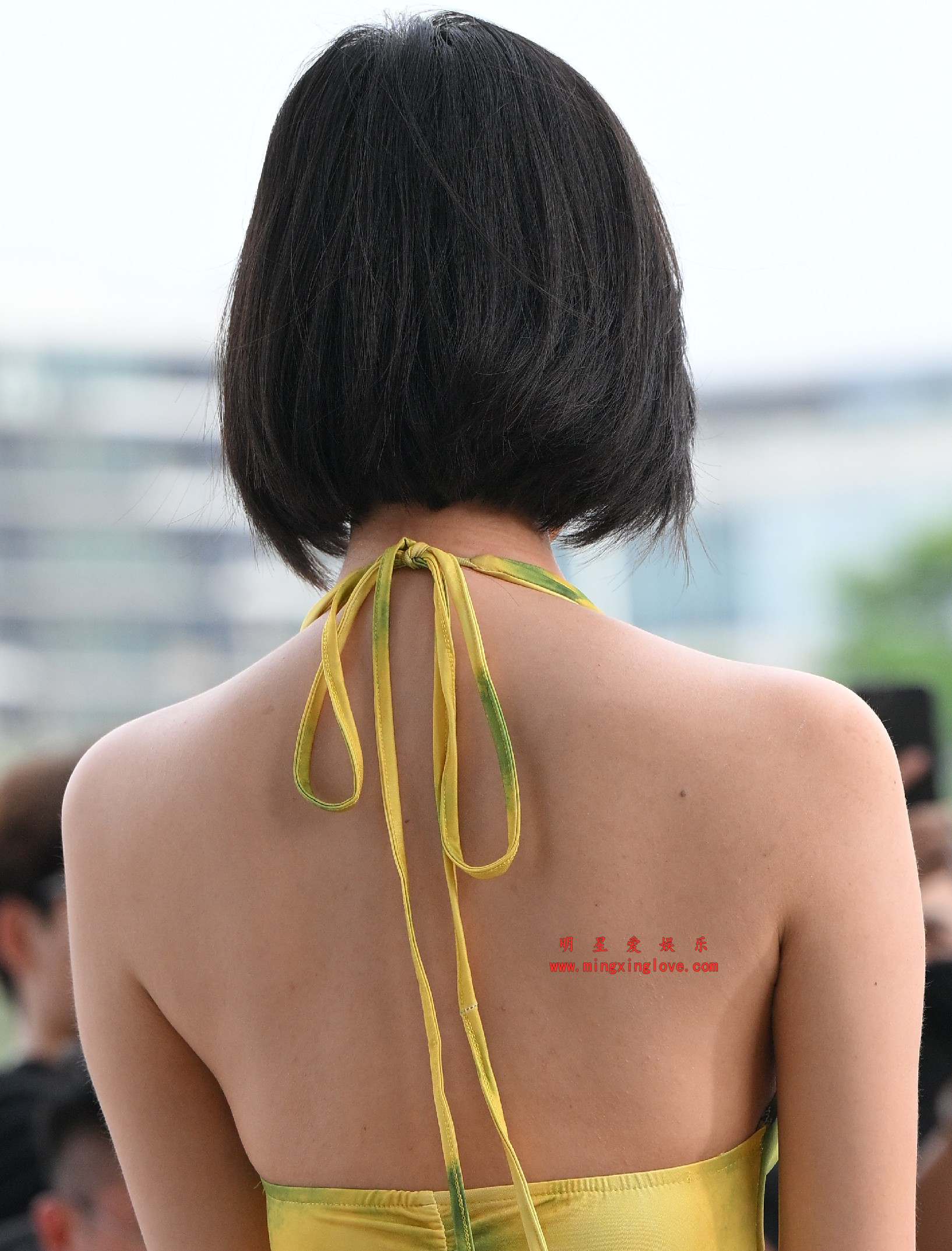 百万粉丝网红车模程儿外拍写真拍摄花絮照片，大尺度吊带露背裙，放大可看清肌肤纹理，高清8K分辨率原图无修生图下载