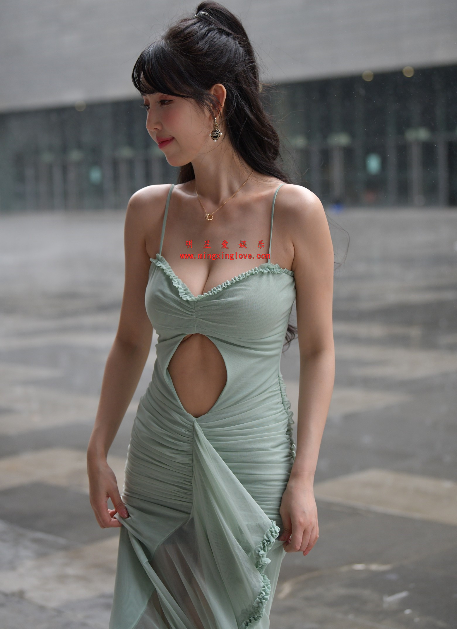 百万粉丝网红车模小哈娜街拍花絮照片，大尺度爆乳露胸透明裙、美腿光脚，放大可看清肌肤纹理，高清8K分辨率原图无修生图下载