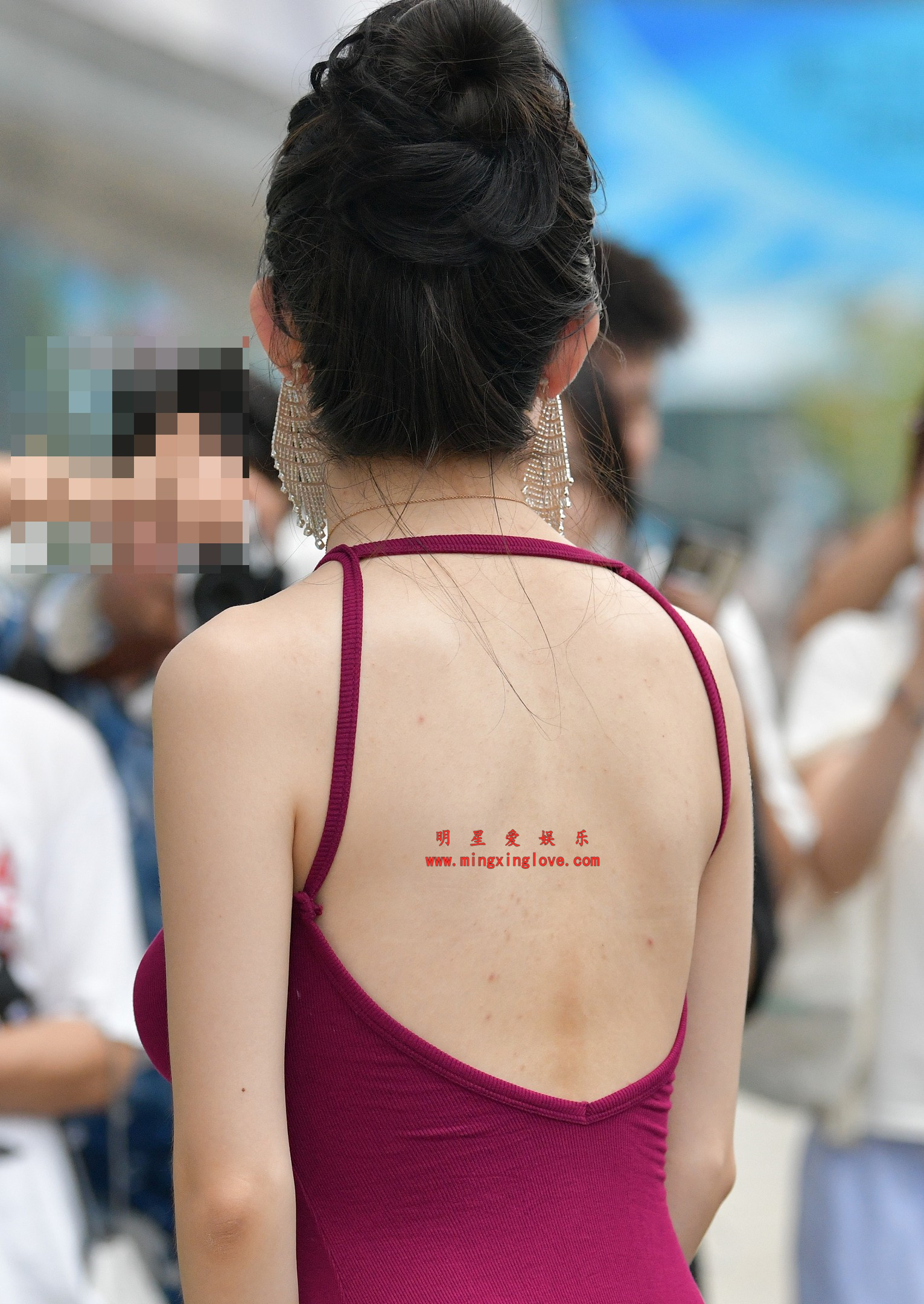 抖音百万粉丝网红车模BB酱外拍写真拍摄花絮照片，性感吊带露背裙，放大可看清肌肤纹理，高清8K分辨率原图无修生图下载