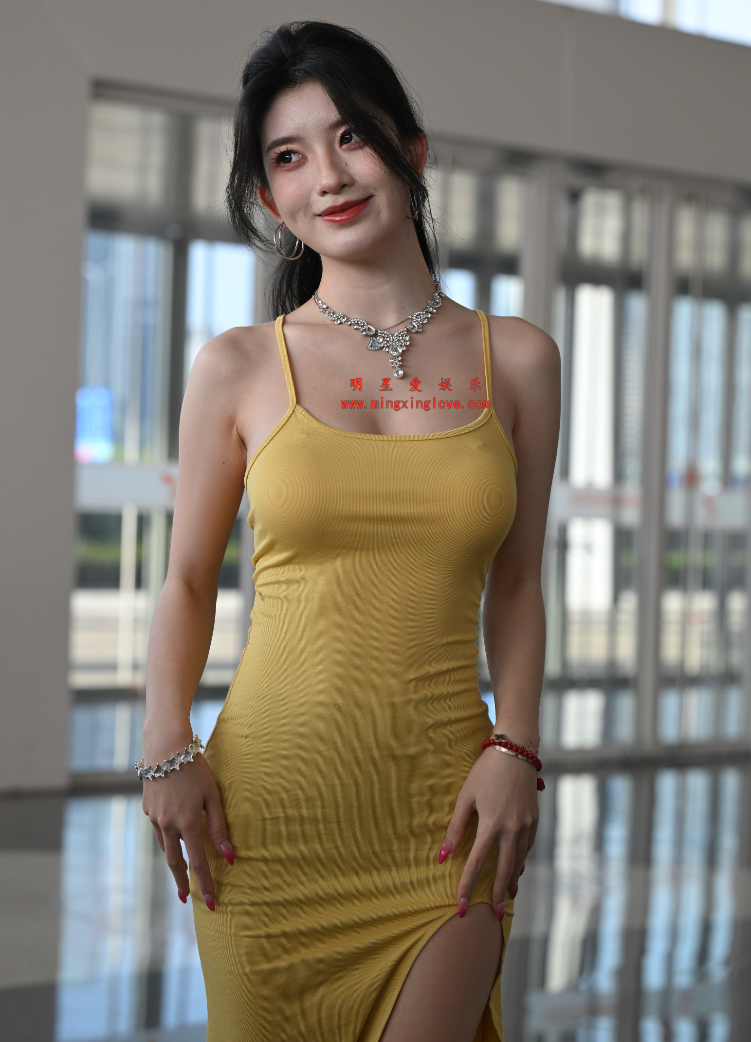抖音百万粉丝网红车模BB酱外拍写真拍摄花絮照片，大尺度爆乳露胸肉丝、光脚特写，放到可看清肌肤纹理，高清8K分辨率原图无修生图下载